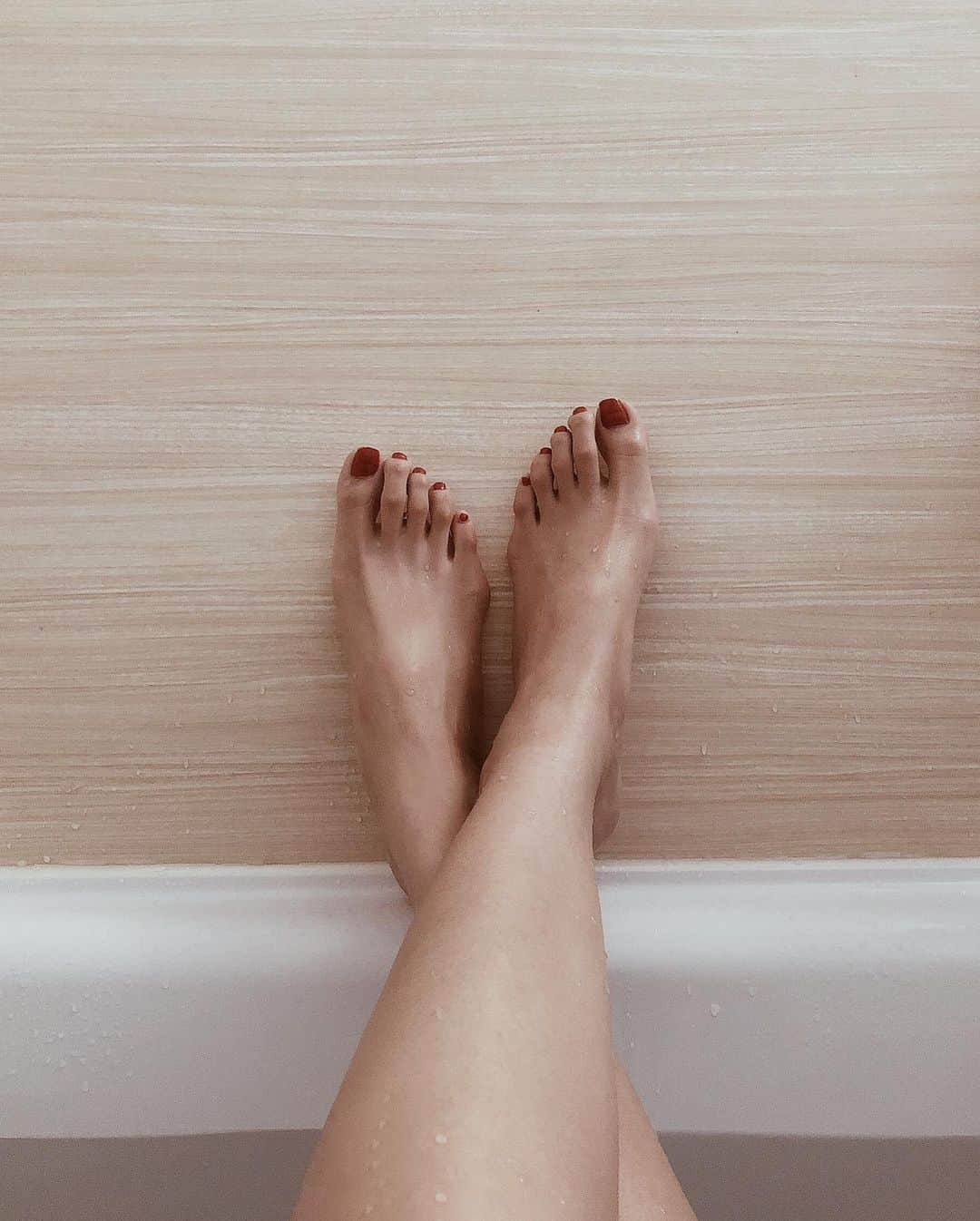 吉田愛璃さんのインスタグラム写真 - (吉田愛璃Instagram)「. . relax ✩.*˚ . ☁️☁️🛀💜💕☁️☁️ . 基本的に毎日湯船に浸かるように！ 配信があるからいつも遅めだけど💭  湯船の中ではひたすらマッサージするんだけど 特に足首、足裏、足指を念入りに(これずーっと昔から)お風呂以外でも気付いた時にやってる！  あとこの100均のカッサもお気に入り‪︎‬‪︎☺︎ 顔周りやデコルテに♪  たまにはこーゆうのもね(✌︎˙˘˙✌︎)✧︎*。post  #bathtime #bodycare #セルフケア #ダイエット #バスタイム #バスタイムのお供 #セルフマッサージ #ボディケア #アラサー女子 #大人女子」7月14日 1時27分 - eriyoshida0314