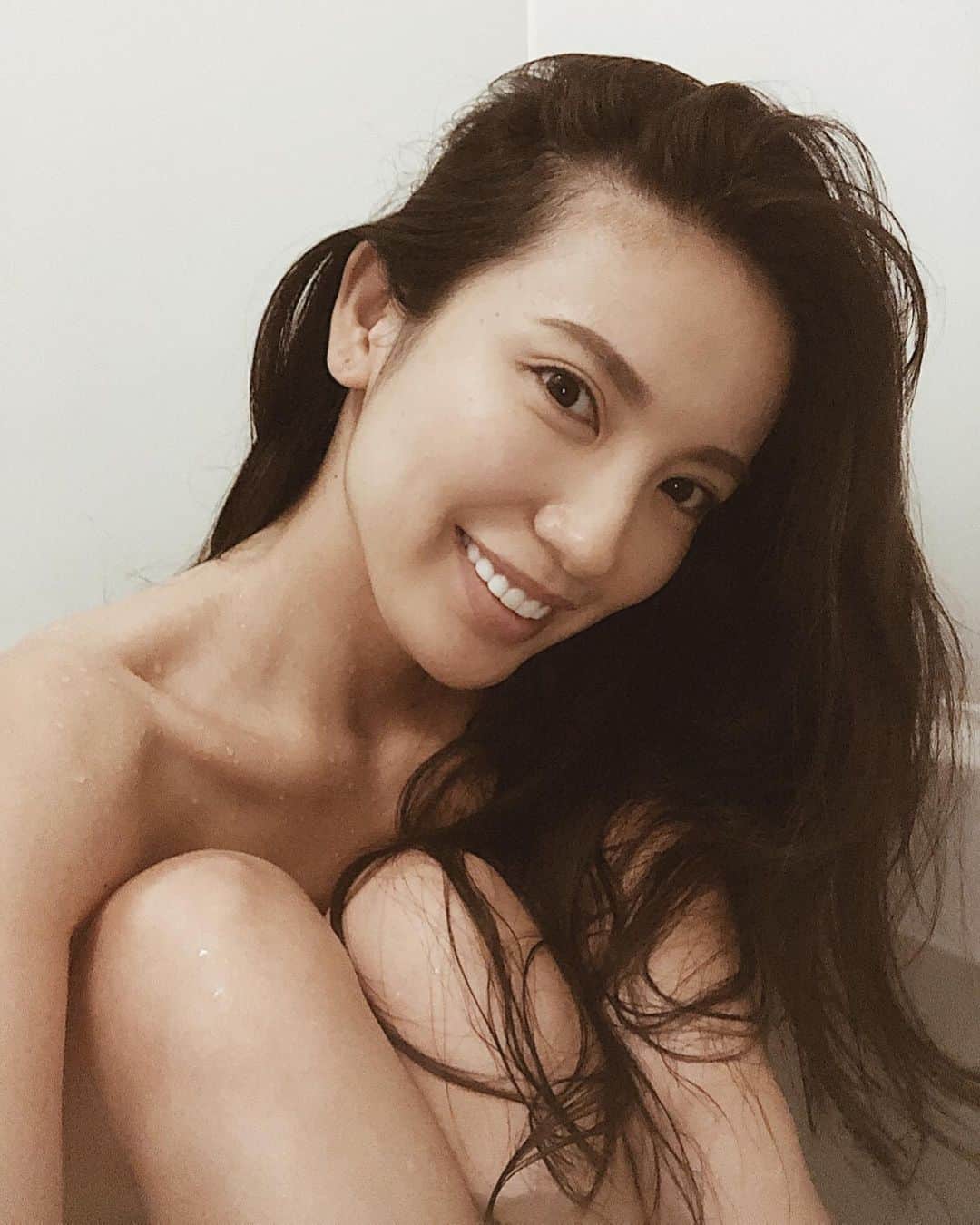 吉田愛璃のインスタグラム：「. . relax ✩.*˚ . ☁️☁️🛀💜💕☁️☁️ . 基本的に毎日湯船に浸かるように！ 配信があるからいつも遅めだけど💭  湯船の中ではひたすらマッサージするんだけど 特に足首、足裏、足指を念入りに(これずーっと昔から)お風呂以外でも気付いた時にやってる！  あとこの100均のカッサもお気に入り‪︎‬‪︎☺︎ 顔周りやデコルテに♪  たまにはこーゆうのもね(✌︎˙˘˙✌︎)✧︎*。post  #bathtime #bodycare #セルフケア #ダイエット #バスタイム #バスタイムのお供 #セルフマッサージ #ボディケア #アラサー女子 #大人女子」