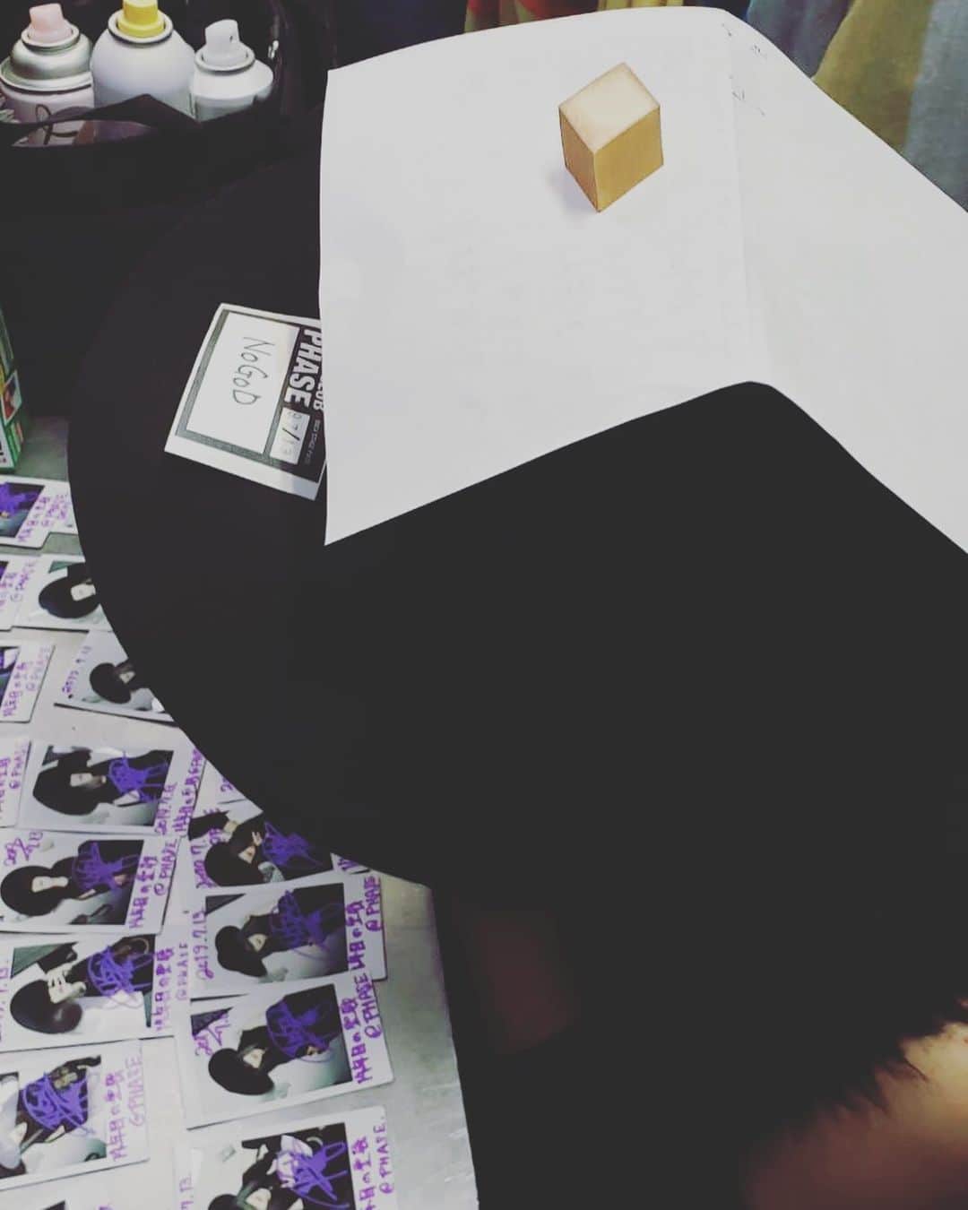 Kyrieのインスタグラム：「14年目の聖戦、東京公演でした。有難う。  凄く楽しげな2マンの楽屋の中、バンド内でイジメが横行している模様。主犯は多分黄色いヤツ。」