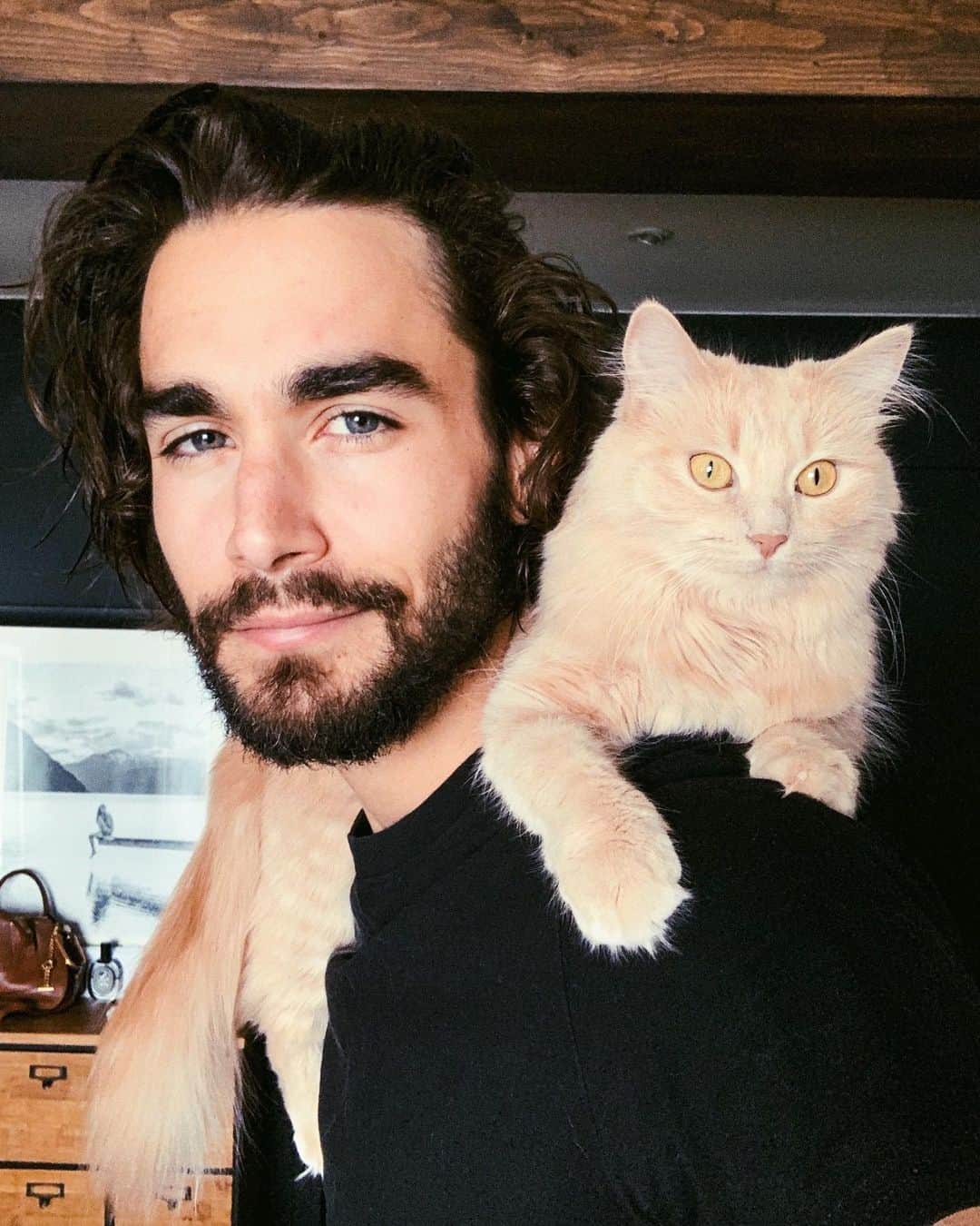 NICOLAS SIMOESのインスタグラム：「Sorry to bother you she said 😅😻」