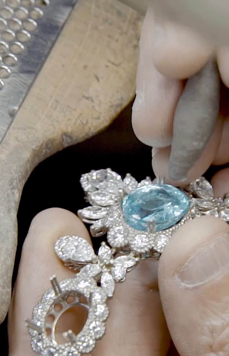 のインスタグラム：「Specific techniques and tools are used and required for the stone setting of the most precious gems, a craftsman’s job where manual dexterity is imperative to the realisation of beautiful jewellery. #DGAltaGioielleria #DGFattoAMano #DGLovesSicily #DolceGabbana」
