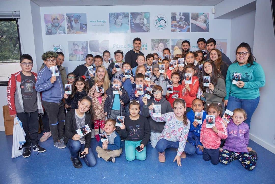 ソフィア・バルビのインスタグラム：「Ayer visitamos a los valientes de la @perezscremini con @luissuarez9  Increible el inmenso trabajo de doctores, voluntarios y todo el personal. Gracias a ellos y a todos los niños por enseñarnos una vez más lo que realemente importa.」