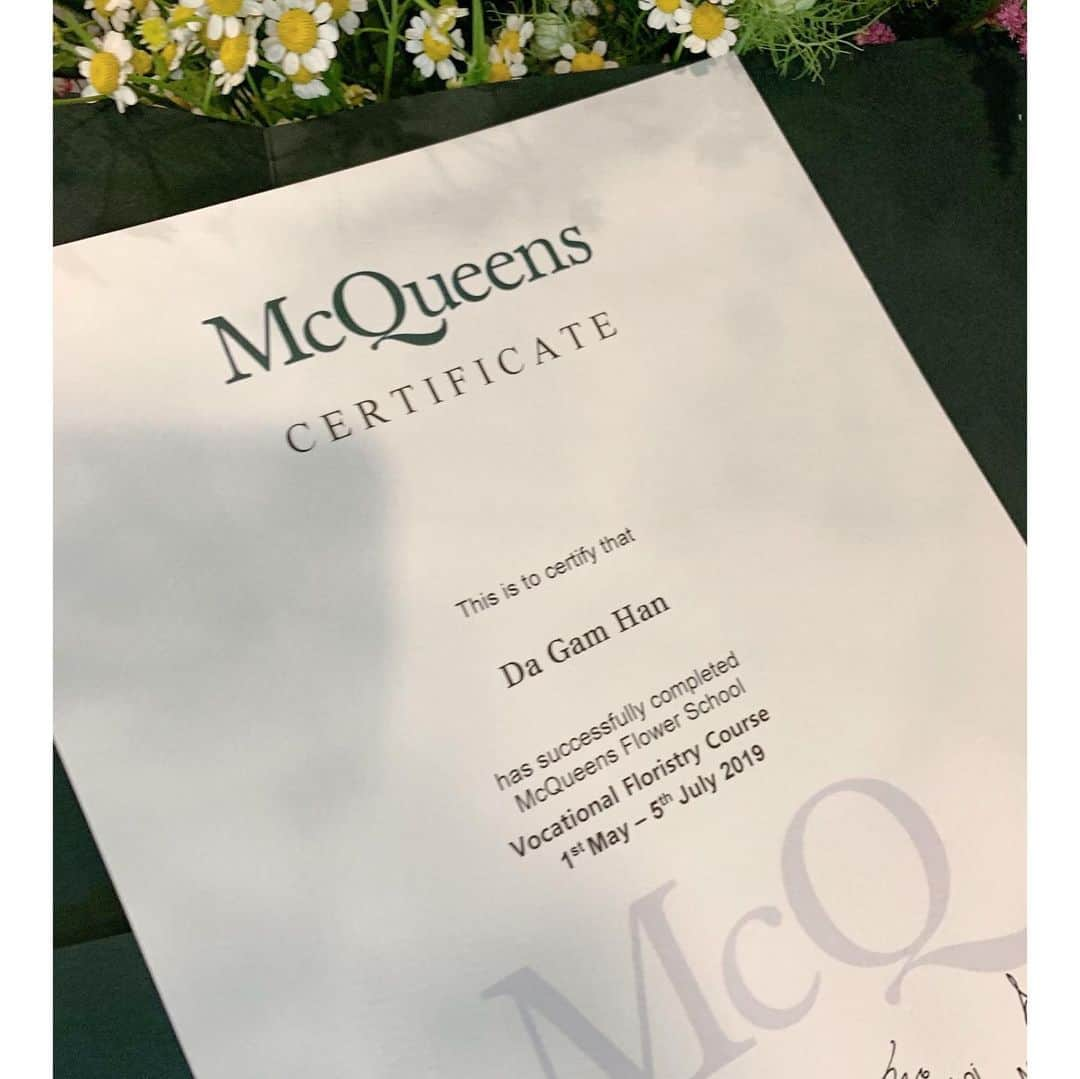 ハン・ウンジョンさんのインスタグラム写真 - (ハン・ウンジョンInstagram)「. 드디어 수료했어요...^^🥳 #certificate . 조금은힘들었지만 너무나 뿌듯해요. 열정적으로많은가르침을주신  zibi쌤.domin쌤.sunghee쌤 eunhee쌤 너무나 감사드립니다👍🙏😘 . 앞으로도 꽃을 영원히 사랑할께요~~💕 . #맥퀸즈플라워 #맥퀸즈코리아 #꽃 #웨딩」7月14日 1時41分 - dagam_han