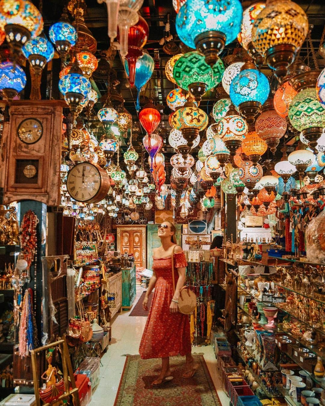 Izkizさんのインスタグラム写真 - (IzkizInstagram)「Exploring all the colours at Manama Souq in beautiful Bahrain @tourismbahrain #BahrainalwaysWarmer #BahrainOursYours #Bahrain」7月14日 1時36分 - izkiz