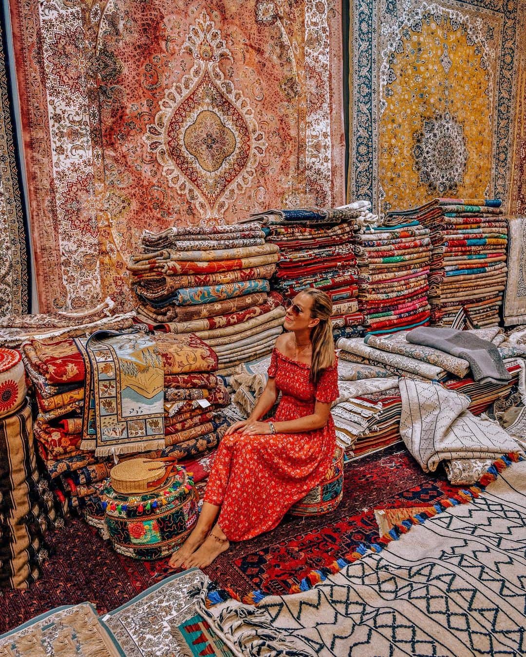 Izkizのインスタグラム：「Exploring all the colours at Manama Souq in beautiful Bahrain @tourismbahrain #BahrainalwaysWarmer #BahrainOursYours #Bahrain」