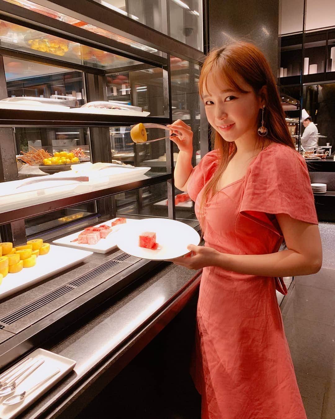 ウェイ のインスタグラム：「앤써니 고맙습니다 💖잘먹었어요 꺼억💖 Thank u Anthony🥝  #배터지게먹고소화제먹음 #jmt #메리어트 #플레이버즈 #kiwiguy #bbf #marriott #flavors #bdaydinner」