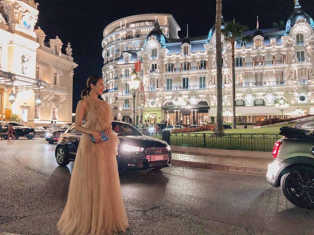 花井瑠美のインスタグラム：「monaco♡ 初めて新体操でロシアに行った時にサンクトペテルブルクのお城や宮殿を見て、感動したのが今も忘れられない♡ ・ それからヨーロッパに行く機会が増えて、お城や宮殿だったり歴史ある建物を観るたびに心が喜ぶ♡ ・ そこからfashionやjewelry、映画や音楽も車も、何故かクラシックな物に惹かれてってたなぁ♡ ・ #monaco#hoteldeparis#classiccar#partydress #お城#宮殿#ヨーロッパ」