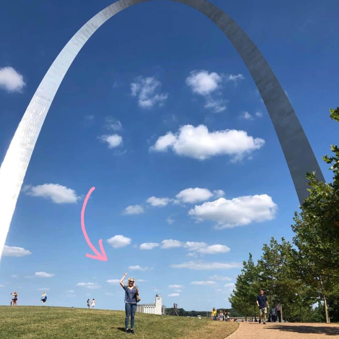 チェルシー・ハンドラーさんのインスタグラム写真 - (チェルシー・ハンドラーInstagram)「Thank you, St. Louis. I love you. See you tonight, Minneapolis. Also, this last photo is my driver and I in St. Louis, best driver here, ask for Al! @jed_limousine  #lifewillbethedeathofme 🍊 📸 @jasongonulsen」7月14日 1時58分 - chelseahandler