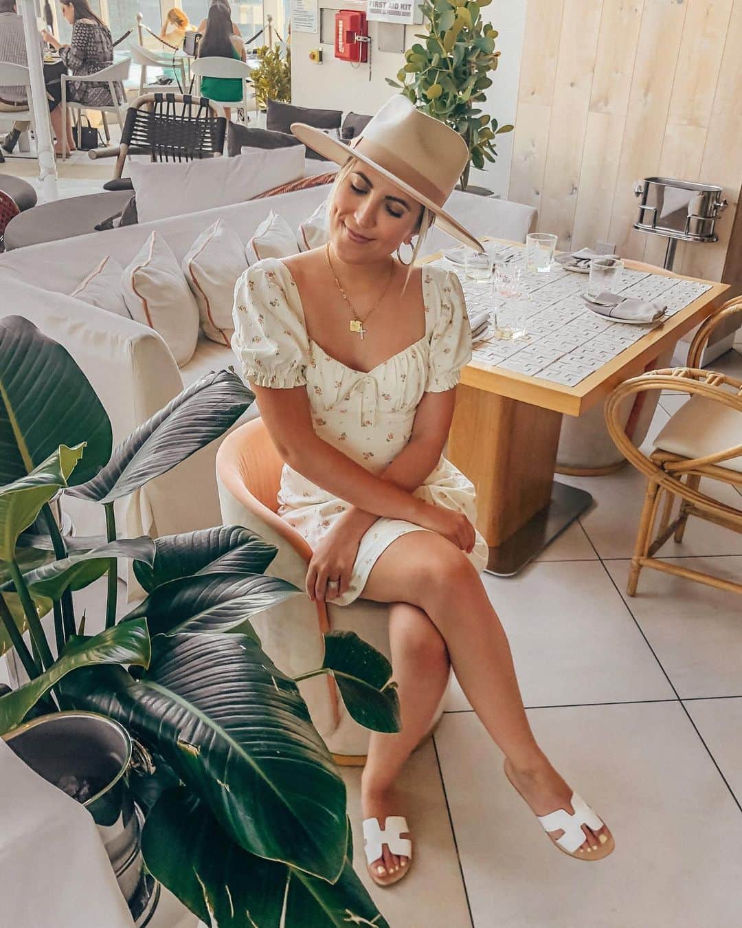 Stephanie Sterjovskiさんのインスタグラム写真 - (Stephanie SterjovskiInstagram)「Summer weekends are for patios, dresses, big hats, good company & drinks 🍹 Hope you’re having a good one wherever you are! What’s your plans this weekend? 👇 . Outfit Details: http://liketk.it/2DdQS @liketoknow.it #liketkit #LTKunder100 #LTKstyletip #summerweekend #uoonyou #lackofcolor #torontoeats」7月14日 1時52分 - stephsjolly