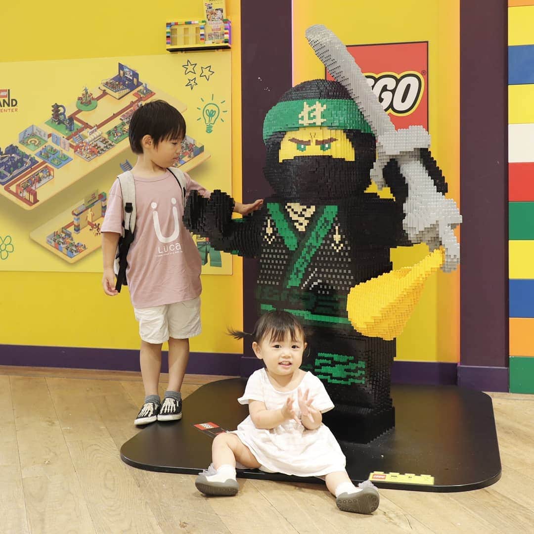 Eri Satoさんのインスタグラム写真 - (Eri SatoInstagram)「【レゴ ニンジャゴー夏祭り】 · レゴランド·ディスカバリー·センター様にご招待頂き、13日から始まった夏祭りイベントに行って来ました✨ · 最近、LEGOに目覚めた息子👀 お台場のレゴランドに行くのは初めて！ この日をすごーく楽しみにしていました😍 · pic①👉入り口からもう既に遊び場で、ここで1日が終わりそうなほど😂 pic ②👉  夏祭りイベントでは、レゴニンジャにちなんだイベントが盛りだくさんです✨ pic③👉 感動してしまうほどのレゴの世界 pic④👉 クリエイティブ·ワークショップではドラゴンを作ったよ🔧真剣😠✨ pic⑤👉 ニンジャゴー·シティアドベンチャーでは盆踊りが開催。 pic⑥👉 子ども達みんなでお洒落な盆踊りを踊ってました。レゴランドは流れてる音楽が私好み😍笑 pic⑦👉 レゴの金魚釣り🐟 pic⑧👉 夏祭りらしく輪投げ pic⑨👉 カフェテリアで食べられるレゴバーガー🍔 pic⑩👉 入口にいるニンジャと💕 · 7/13~9/1まで夏祭り期間中、 #レゴニンジャゴー夏祭り と #レゴランド東京 のハッシュタグを付けてインスタに投稿すると、 ミニフィギュアをもらえます！ · 楽しい所がありすぎて紹介しきれないほど🤣 遊んでる子ども達を見ながら親はゆっくりできる所もあるので、仲良しの親子と行くのもオススメ！ この夏休みに是非行ってみてね✨ @ldctokyo · blogでは詳しく書いてるので @satoeri626 のトップのURLから見てね👀 ·  #LEGO#レゴ#レゴランド#レゴランドディスカバリーセンター#お台場#デックス東京ビーチ#親子#家族#きょうだい#室内遊び場#子ども#男の子#女の子#男の子ママ#女の子ママ#ワークショップ#遊び#夏休み#お祭り#夏祭り#子供のいる暮らし」7月14日 1時52分 - satoeri626