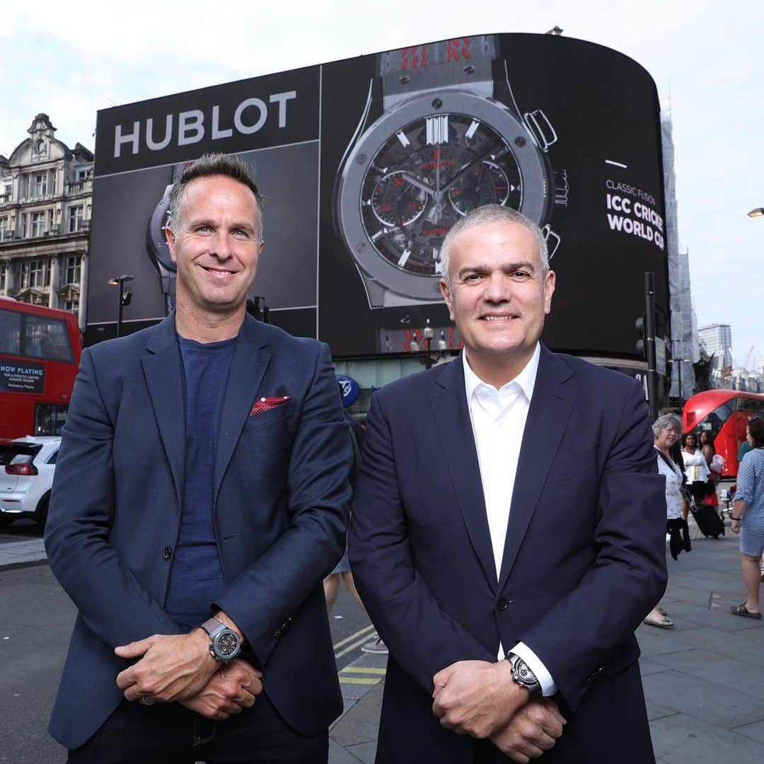 ウブロさんのインスタグラム写真 - (ウブロInstagram)「🏏 @ricardoguadalupe CEO of #Hublot and @michaelvaughan English cricket commentator and former England captain are taking over the iconic #PiccadillyCircus in #London! One day to go before the #CWC19 final. #ClassicFusionCricket #NZvsEN #HublotLovesCricket @icc」7月14日 1時53分 - hublot