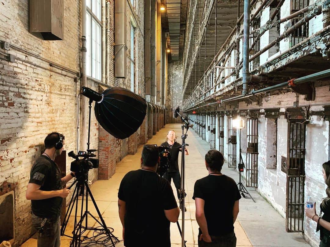 Shinedownさんのインスタグラム写真 - (ShinedownInstagram)「One of the more unique locations to take a press interview — The famous “Shawshank Redemption” prison! 🤘@bkerchofficial  #shawshankredemption  #shinedown #loudwire #bts」7月14日 1時53分 - shinedown