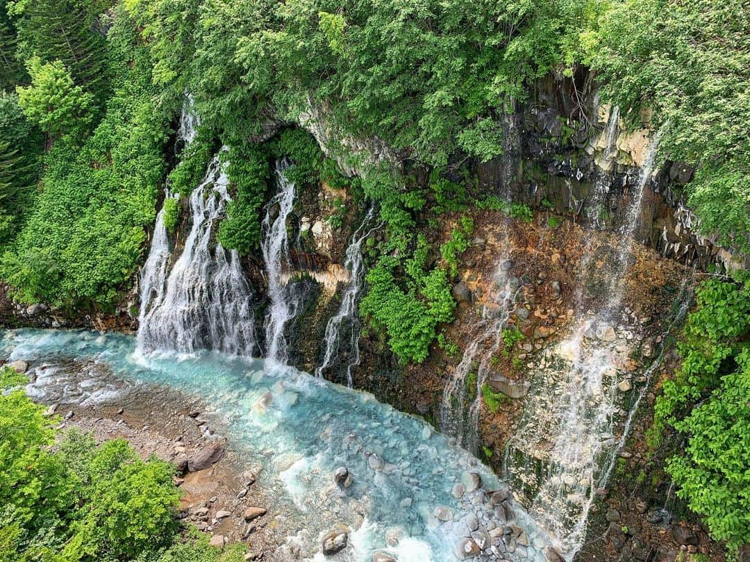 有末麻祐子さんのインスタグラム写真 - (有末麻祐子Instagram)「北海道！富良野.美瑛.トマム 一泊二日弾丸旅行👏🏻 こちらは嘘みたいな 青い池🥺 真冬に富良野に来た時は銀世界で、それはそれで綺麗だったんだけども 青すぎてびっくり‼️🥺 綺麗だったなぁ〜 最高にデトックスできた場所でした！ と、青い池の近くにある 白ひげの滝。 セットで行くのがオススメだよ💁🏻‍♀️」7月14日 1時56分 - mayukoarisue