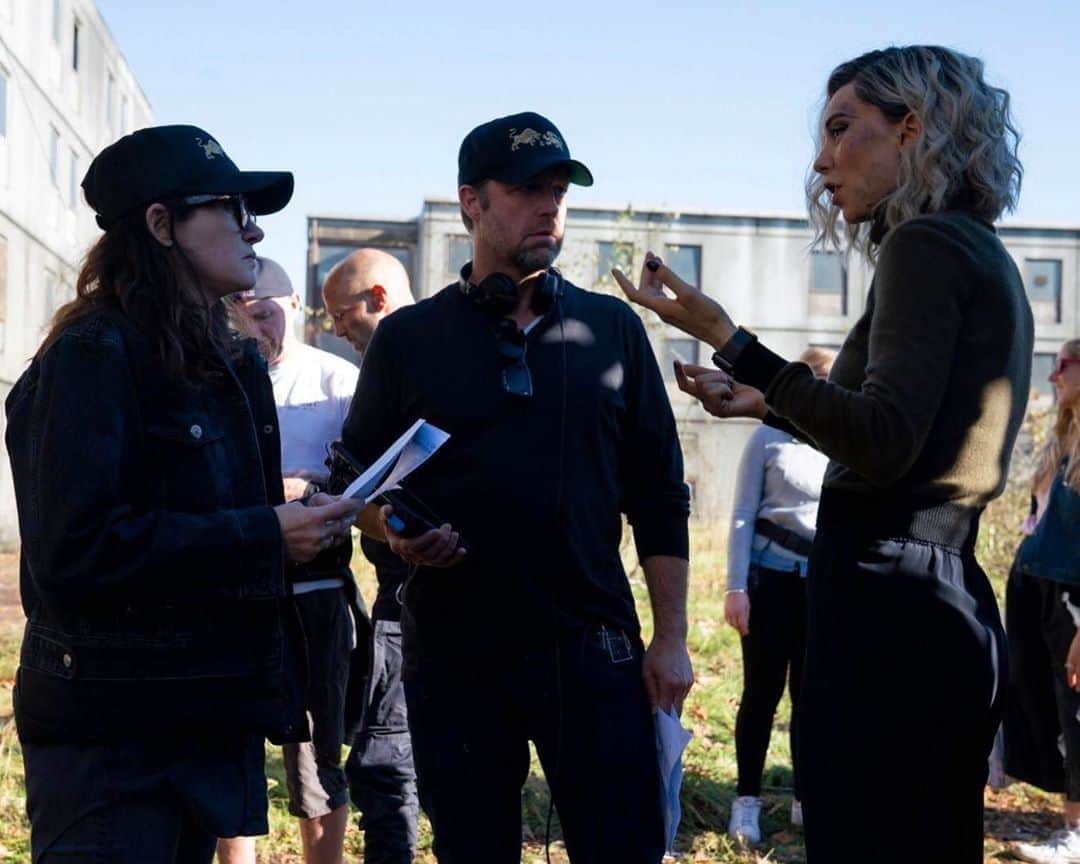 ヴァネッサ・カービーさんのインスタグラム写真 - (ヴァネッサ・カービーInstagram)「My two favourites - total geniuses and incredible humans @davidmleitch and @kmacnjo, here on set, probably trying to get me to just DO THE LINE BETTER ⚡⚡⚡🐹❤️🐭」7月14日 2時06分 - vanessa__kirby