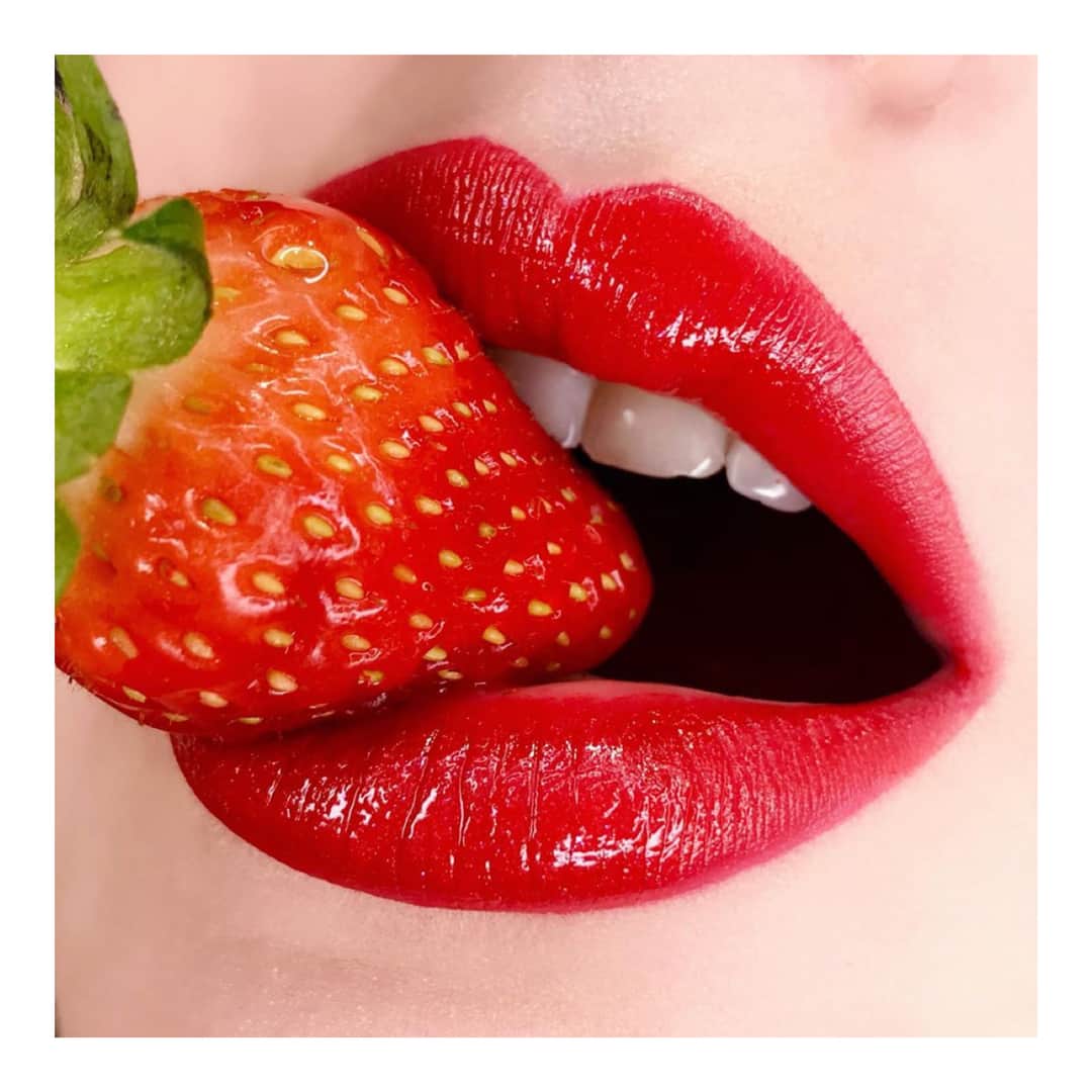 さんのインスタグラム写真 - (Instagram)「Разница только в объеме! #MiniMAC Lipstick в оттенке Lady Danger будет такой же яркой, как и полноформатная версия. Чтобы сделать её сочнее, просто дополни блеском Lipglass Clear 🍓 ⠀ MUA: @kennetkatze ⠀ #MACCosmeticsRussia」7月14日 2時00分 - maccosmeticsrussia