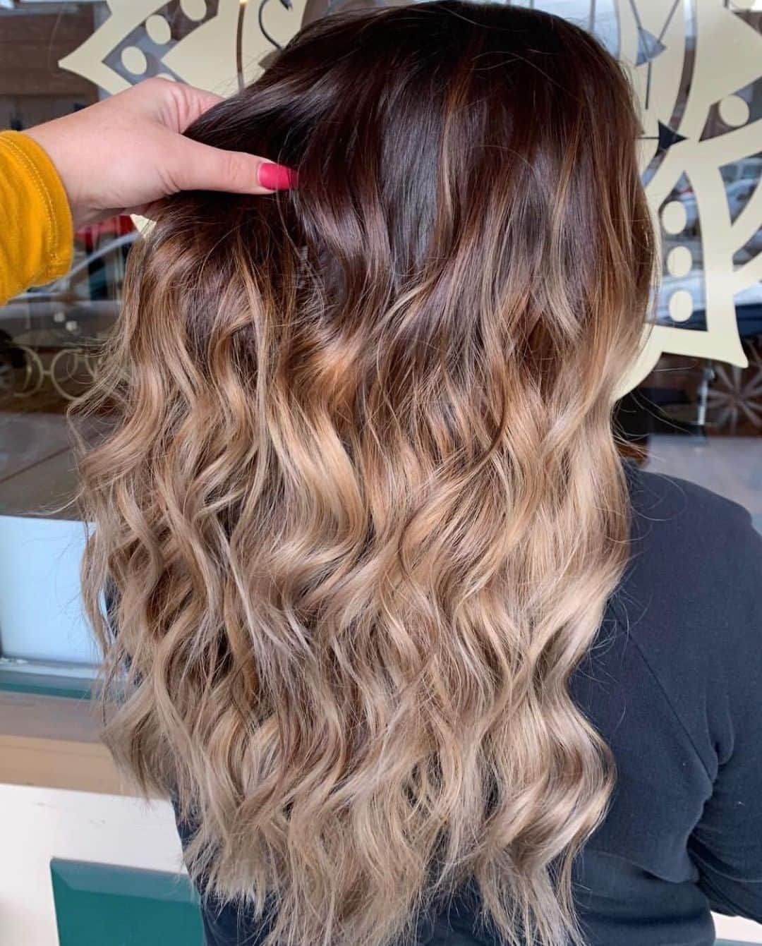 CosmoProf Beautyさんのインスタグラム写真 - (CosmoProf BeautyInstagram)「Coffee with cream, please ☕😍 ✨ @styledbyaundria lightened using @schwarzkopfusa #BlondMe and toned using @joico Lumishines to help transition her client to a more ashy tone.  Find all of your Schwarzkopf & Joico favorites online, through your local CosmoProf Sales Consultant or at #cosmoprofbeauty where you are #licensedtocreate!  #repost #schwarzkopfusa #lumishine #joicocolor #colormelting #blendedbalayage #ashybalayage」7月14日 2時05分 - cosmoprofbeauty