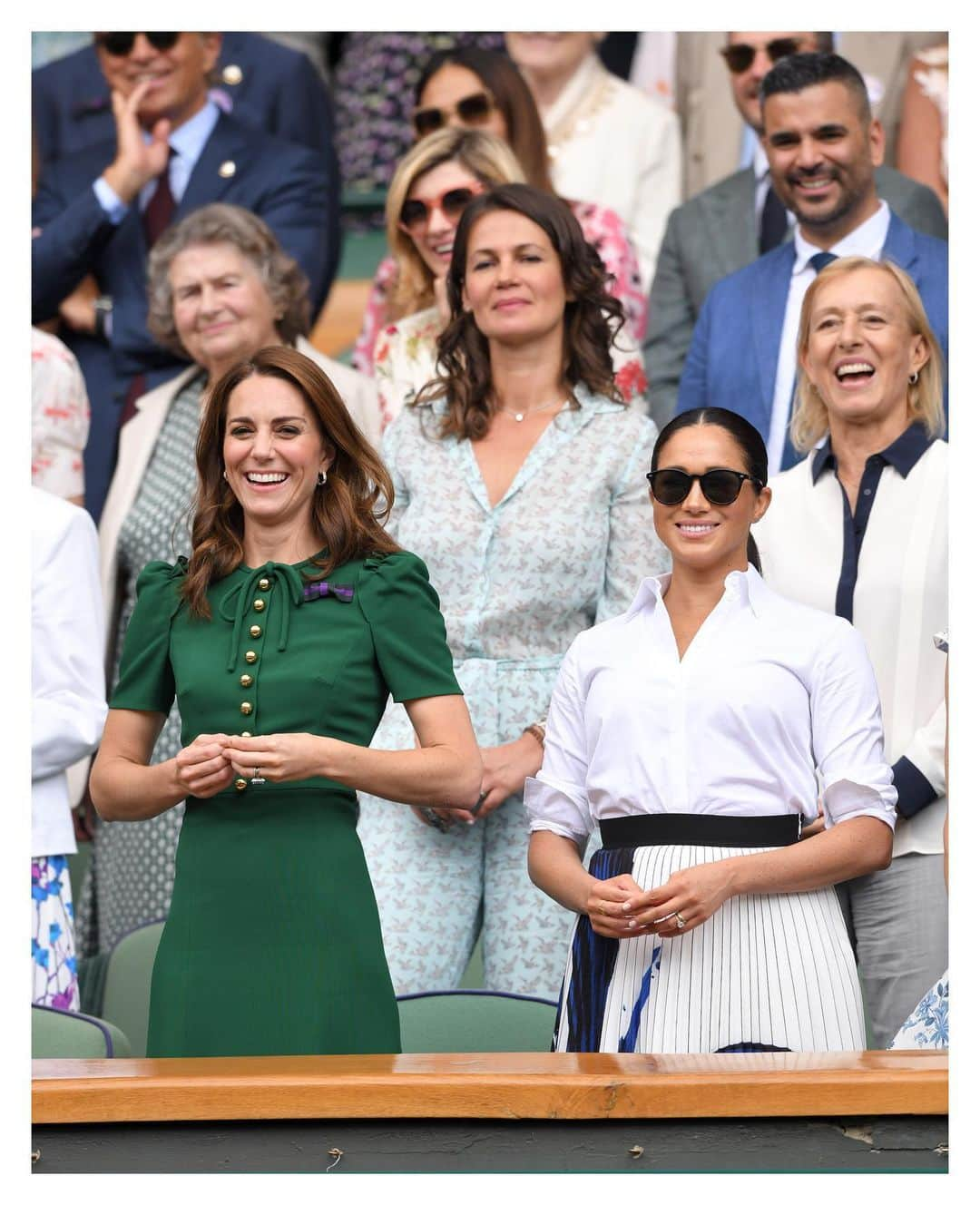 ELLE Czechさんのインスタグラム写真 - (ELLE CzechInstagram)「#KateMiddleton & #MeghanMarkle nesmí chybět na dnešním wimbledonském finále. Kate oblékla šaty a kabelku značky #dolcegabbana, Meghan má sukni #HugoBoss. #martinanavratilova v záběru. _____ #ELLEczech #Wimbledon2019 #final @kensingtonroyal @sussexroyal 📸 @gettyimages」7月14日 2時06分 - elleczech