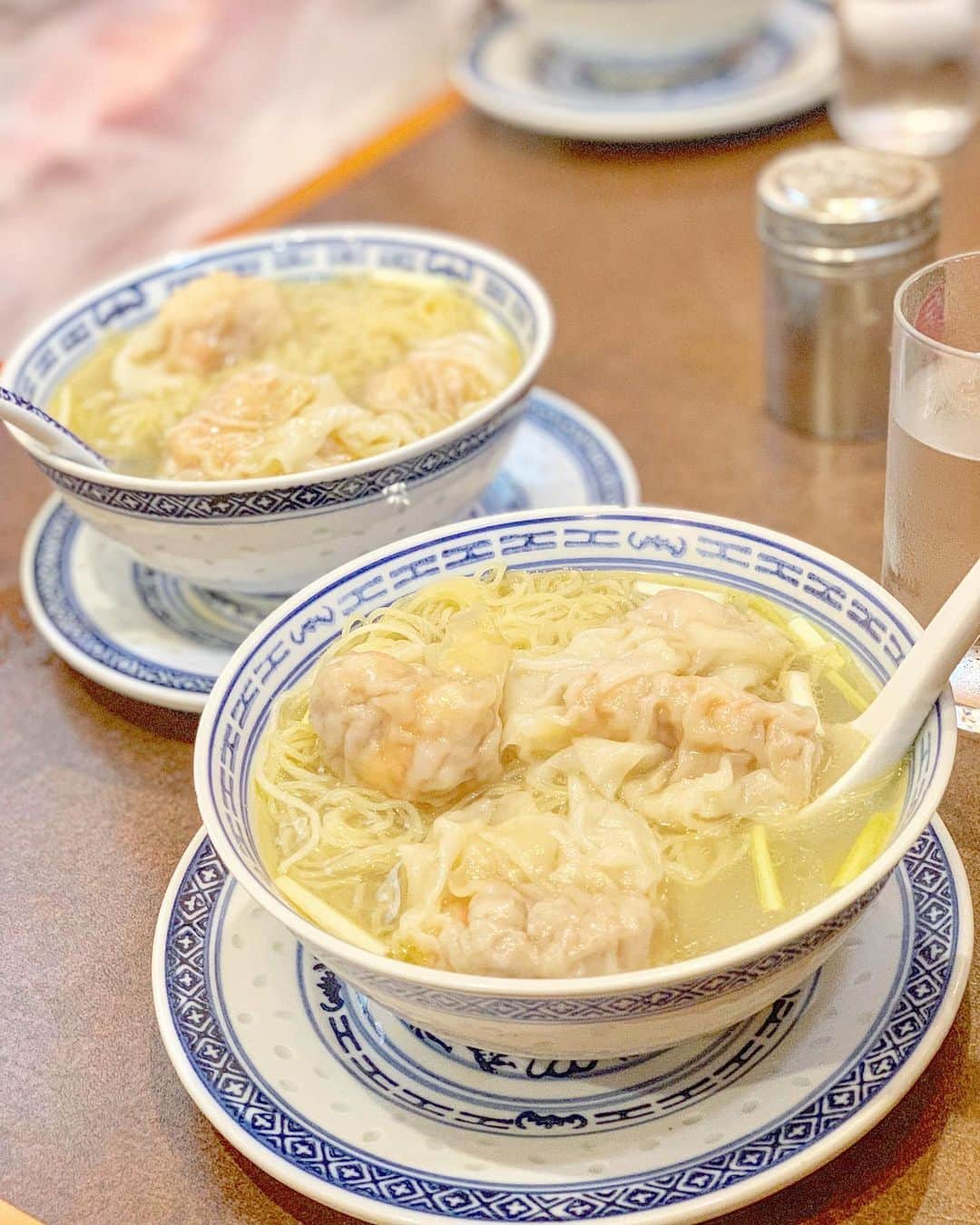 吉川ちかさんのインスタグラム写真 - (吉川ちかInstagram)「やばいやばいやばい😂💓 久しぶりに麺食べた🍜 . しかもめちゃくちゃ美味しすぎて 食べた事に後悔はしてない😝💕 . 中華街にある南粤美食って 店なんだけど そこの香港海老雲呑麺🦐💕 980円で最強なクオリティ🥺 . エビの弾力やばすぎるし 久しぶりにこんな クオリティ高い食べ物に会えた😣 中華街にいったらぜひ💓 . #香港海老雲呑麺#南粤美食#🦐#美味しかった#レベル高め#横浜#横浜中華街#激ウマ#久しぶりに#びびった」7月14日 2時19分 - yoshikawachika_1116