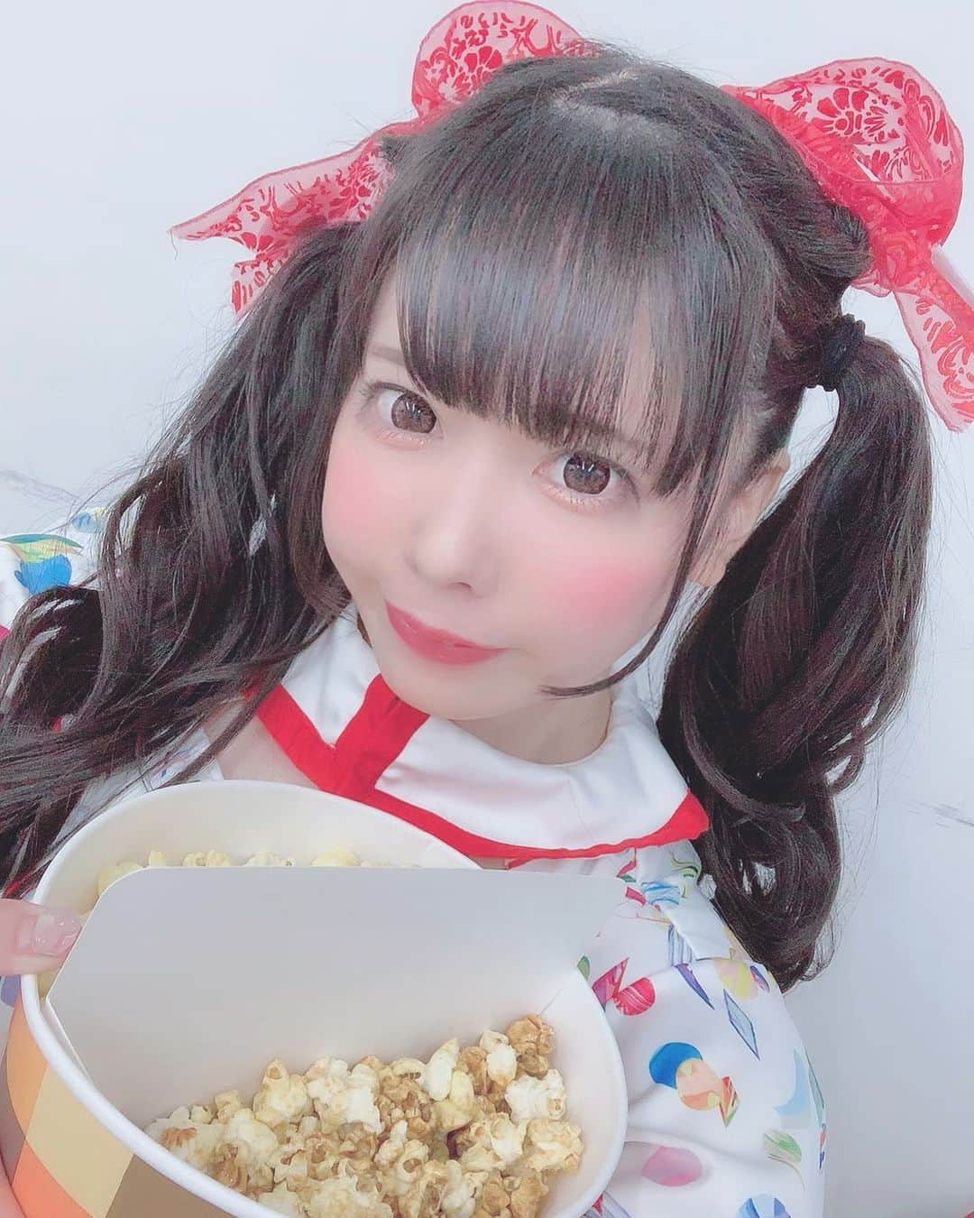 恋汐 りんごさんのインスタグラム写真 - (恋汐 りんごInstagram)「🎀 🍿 🎀 🍿 もものぽぷこんいっぱいたべた (Ｕ '〜' Ｕ)  #ツインテール #popcorn🍿」7月14日 2時21分 - sioringogo