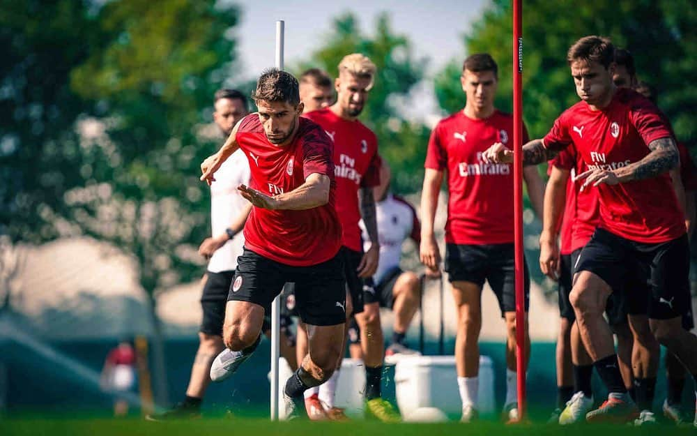 ACミランさんのインスタグラム写真 - (ACミランInstagram)「Double training session for the boys: no backing down 🔴⚫️ Doppia seduta per i rossoneri a Milanello: non si molla ragazzi 🔴⚫️ #ForzaMilan」7月14日 2時28分 - acmilan