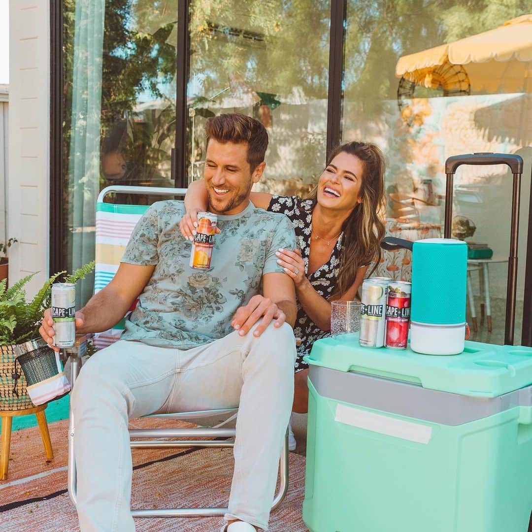 ジョジョ・フレッチャーのインスタグラム：「When I think of Summer,  I think of sunshine, cookouts, and yummy cocktails. 🍹☀️ @Capeline has been my go-to, easy drink... Nothing artificial & only 120 calories! Good times & great cocktails with even better company ☺️#CapeLinePartner」