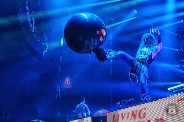ロブ・ゾンビのインスタグラム：「Tonight we hit Cincinnati! Come on down and watch some expert balloon karate!!! #robzombie #twinsofeviltour #balloonkarate」