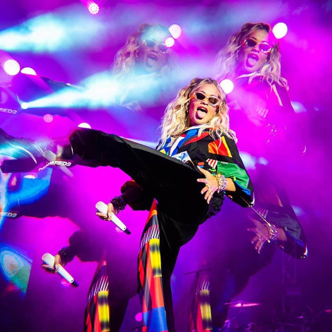 リタ・オラさんのインスタグラム写真 - (リタ・オラInstagram)「Last night Hungary 🇭🇺 headlining @efott_official festival was amazing! Thank you for rocking out with us! 🔥❤️🔥/ 📸 @timmsy」7月14日 2時31分 - ritaora