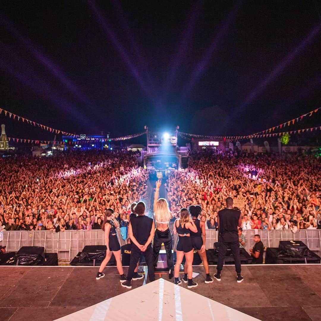 リタ・オラさんのインスタグラム写真 - (リタ・オラInstagram)「Last night Hungary 🇭🇺 headlining @efott_official festival was amazing! Thank you for rocking out with us! 🔥❤️🔥/ 📸 @timmsy」7月14日 2時31分 - ritaora