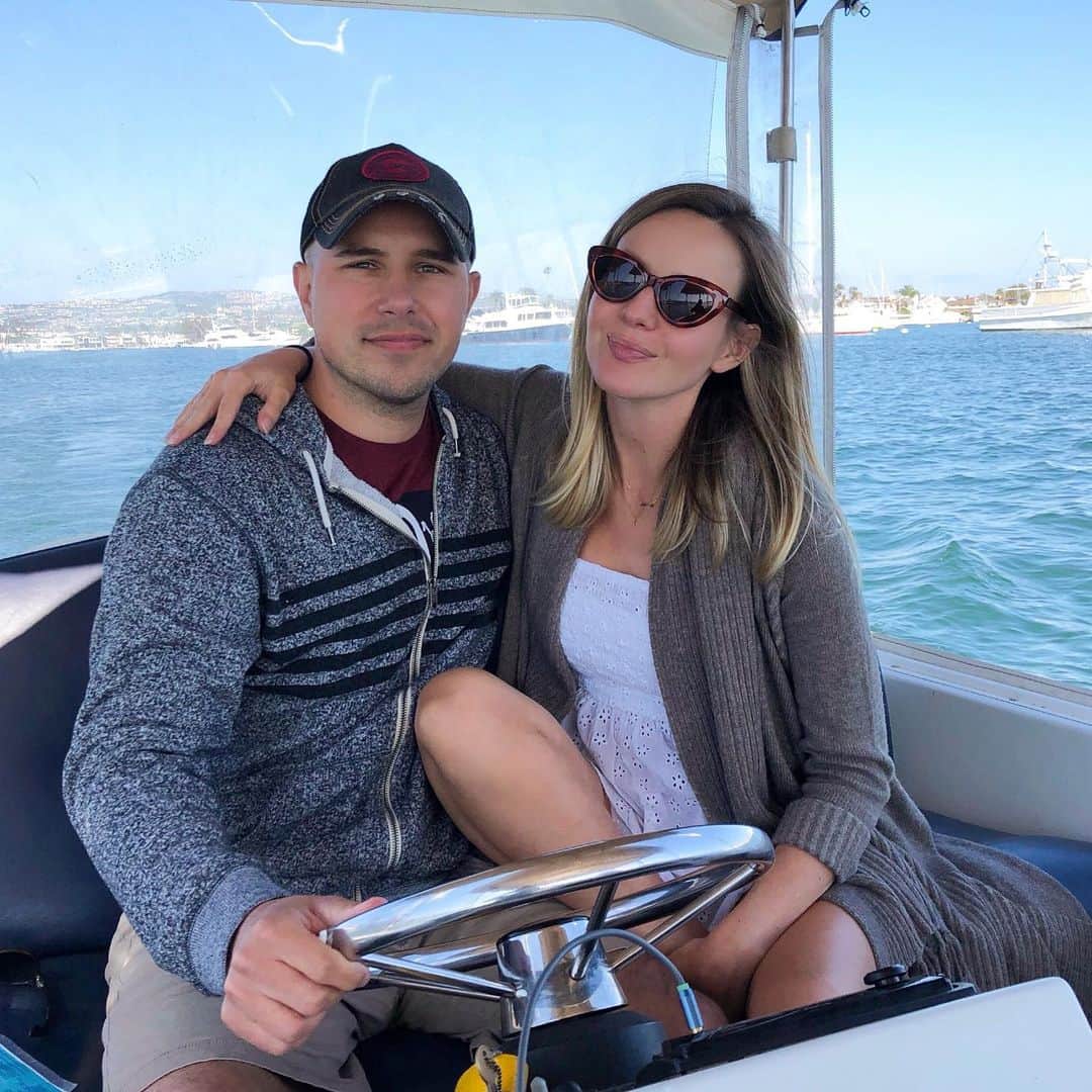 サマンサ・ドロークのインスタグラム：「My captain, my hubby, my best friend, my lover, my baby daddy! 🥰⚓️❤️ #loveboat」