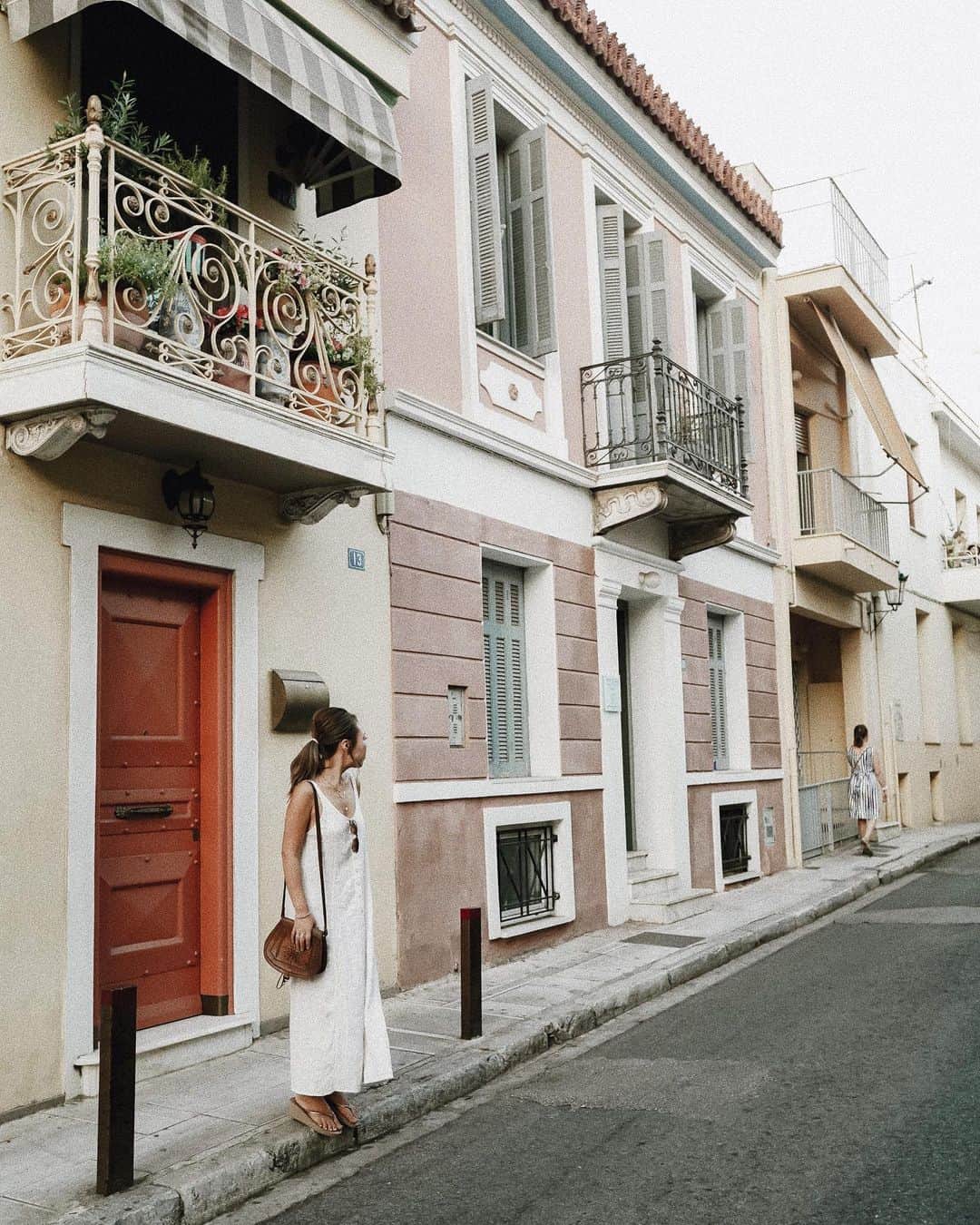 Manamiのインスタグラム：「📍Plaka, Athens 可愛いアテネのプラカ地区💕 建物も可愛いしお土産やさんがたくさんあって 観光客で賑わっている👫👭👬👫👭👬 アテネの町はコンパクトで観光しやすいから 滞在は到着日の半日とミコノス出発までの半日だけ👌🏽 ㅤ 📸 @mina__37__」