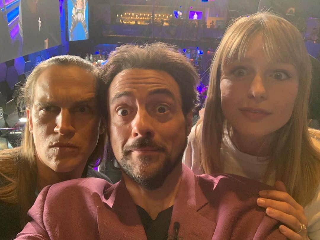 ケヴィン・スミスのインスタグラム：「She so Super! @melissabenoist joins me and @jaymewes at the @hyperxesalv for the @TwitchPrime Crown Cup - which is starting RIGHT NOW! Click the link in my bio to watch these two play @apexlegendus LIVE! #twitchprime #primeday」