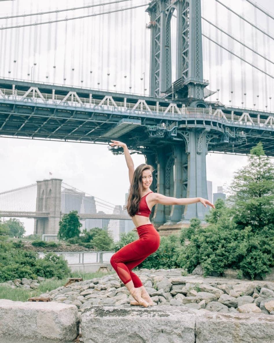 Lily Saito (齊藤莉理)さんのインスタグラム写真 - (Lily Saito (齊藤莉理)Instagram)「Born, Raised and Proud 🗽💪🏼❤ |📸 @oh_story | Outfit from @ellieactivewear • • • #ellieactivewear #loveellie #julyellie #summer #sportswear #leggings #sportsbra #dancemagazine #dancespiritmagazine #pointemagazine #newyorkcity #dumbo #brooklyn #love #red #nyc #dance」7月14日 2時46分 - lilysaito_