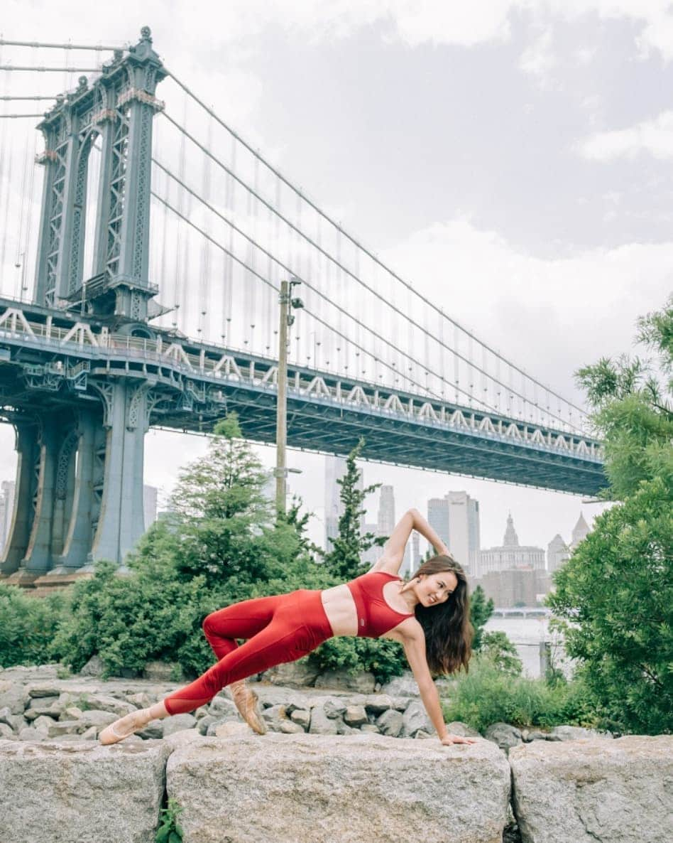 Lily Saito (齊藤莉理)さんのインスタグラム写真 - (Lily Saito (齊藤莉理)Instagram)「Born, Raised and Proud 🗽💪🏼❤ |📸 @oh_story | Outfit from @ellieactivewear • • • #ellieactivewear #loveellie #julyellie #summer #sportswear #leggings #sportsbra #dancemagazine #dancespiritmagazine #pointemagazine #newyorkcity #dumbo #brooklyn #love #red #nyc #dance」7月14日 2時46分 - lilysaito_