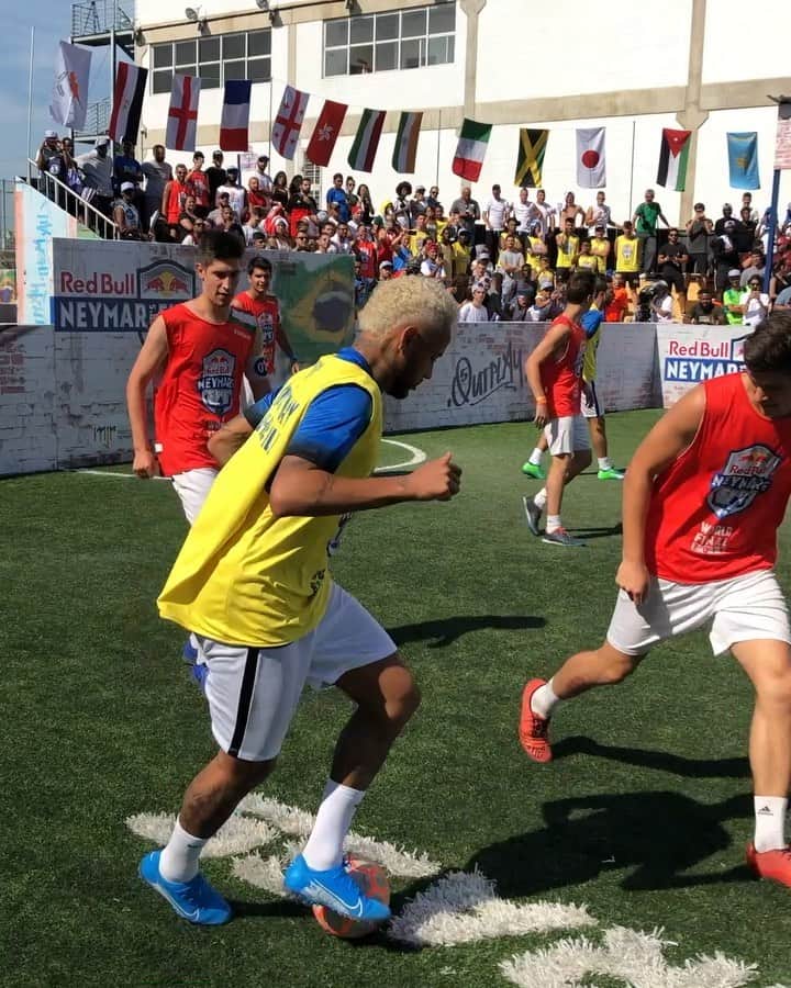 レッドブルのインスタグラム：「@neymarjr is back on the pitch to play against those who outplayed them all!😍💥 The @redbullneymarjrsfive World Champions (Mixed: Hungary 🇭🇺 and Women: Slovakia 🇸🇰) got to play a very special Super Final with the football legend and his friends. . Watch more from Red Bull Neymar Jr’s Five World Final on Red Bull TV 👉 link in bio . #outplaythemall #neymar #neymarjr #football #soccer #fiveaside #redbullneymarjrsfive #worldfinal2019」