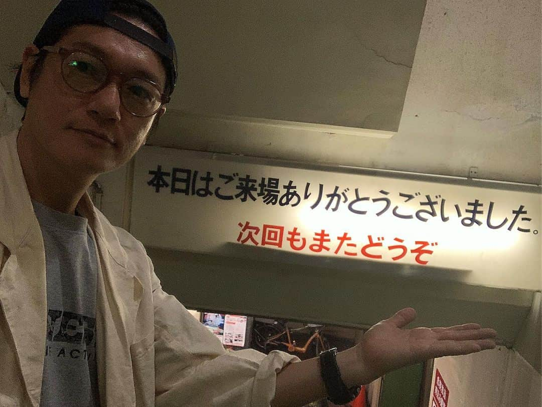 井浦新さんのインスタグラム写真 - (井浦新Instagram)「公開初日から6ヶ月 ロングランを続ける【赤い雪】 シネマテーク高崎は満員御礼 高崎電気館ではたくさんのお客さまが 初日舞台挨拶に足を運んで下さいました ありがとうございました  高崎は赤い雪が似合う街 映画を観たあと路地裏をうろうろしてみると 作品の世界観をもっと身体で味わえそう でも小百合さんと宅間さん見かけたら即逃げて下さいね  久しぶりの赤い雪四人体制はやはり安定感安心感抜群でした たのしかった！ #赤い雪 #甲斐組」7月14日 2時53分 - el_arata_nest