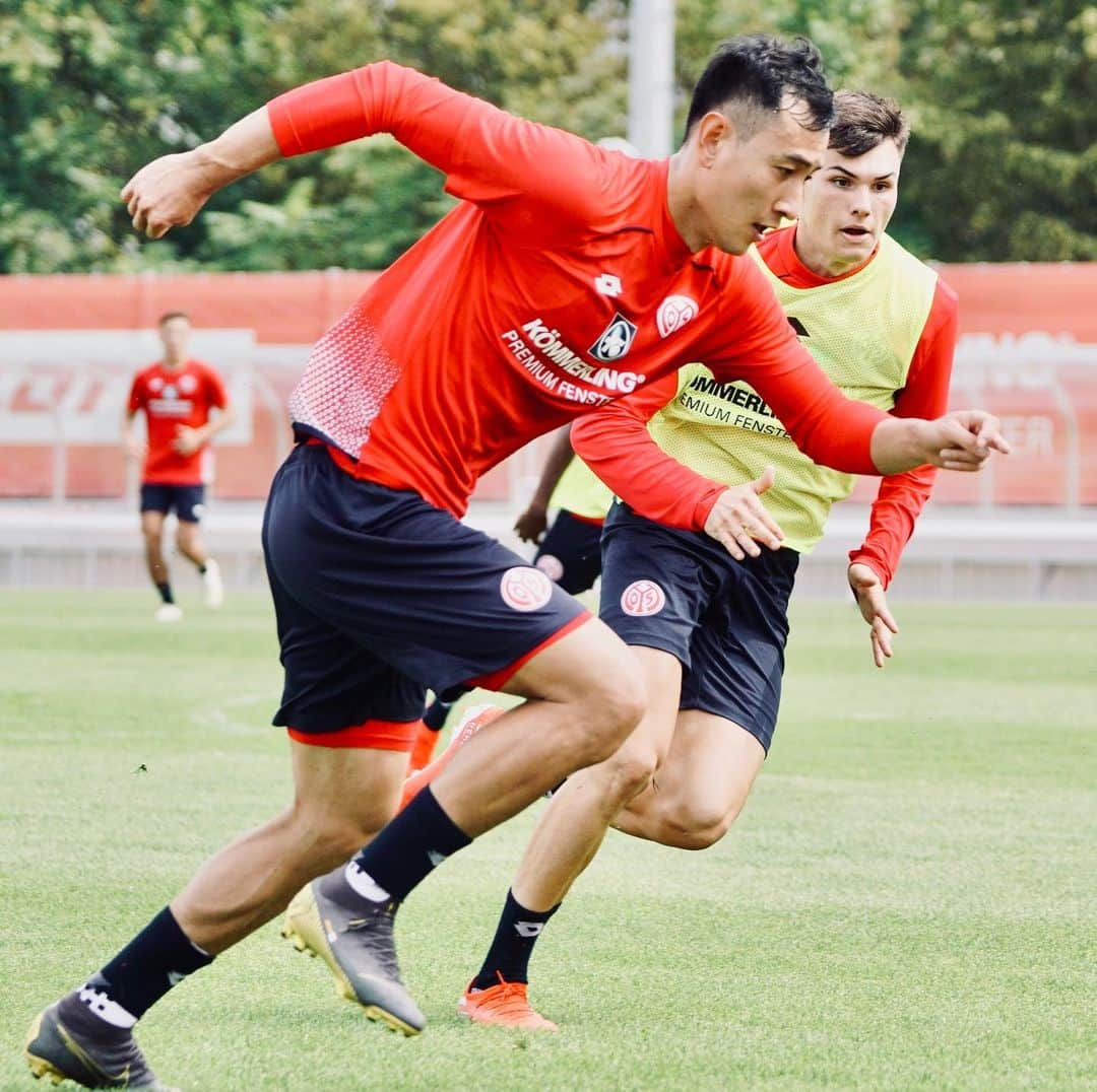 1.FSVマインツ05さんのインスタグラム写真 - (1.FSVマインツ05Instagram)「@jidongwon10 verpasst aufgrund einer Knieverletzung das Trainingslager von #Mainz05! Gute Besserung, Ji! 💐」7月14日 2時55分 - 1fsvmainz05