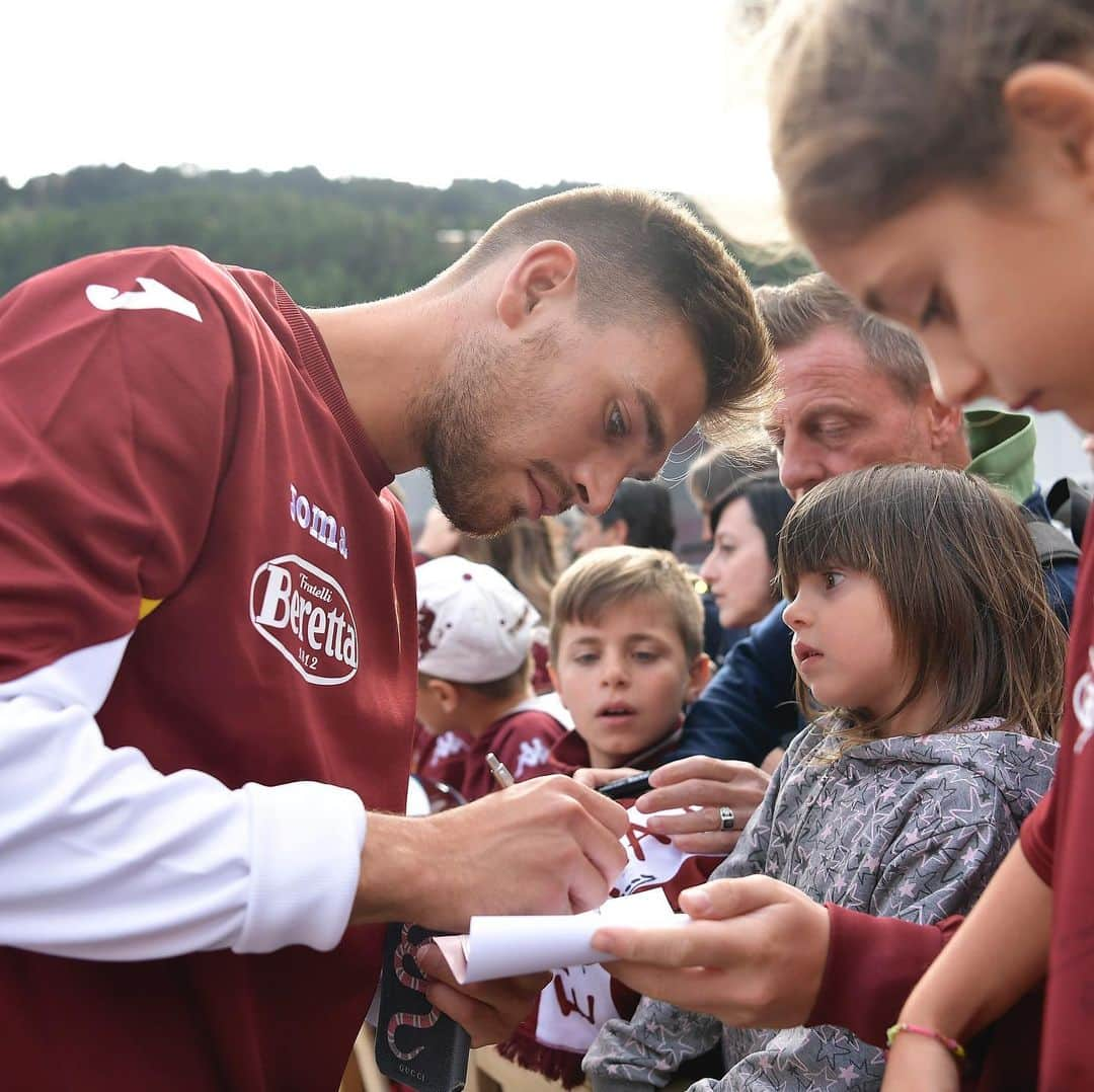 トリノFCさんのインスタグラム写真 - (トリノFCInstagram)「🖌Quanti autografi avete preso? 😍  #SFT」7月14日 2時56分 - torinofc1906