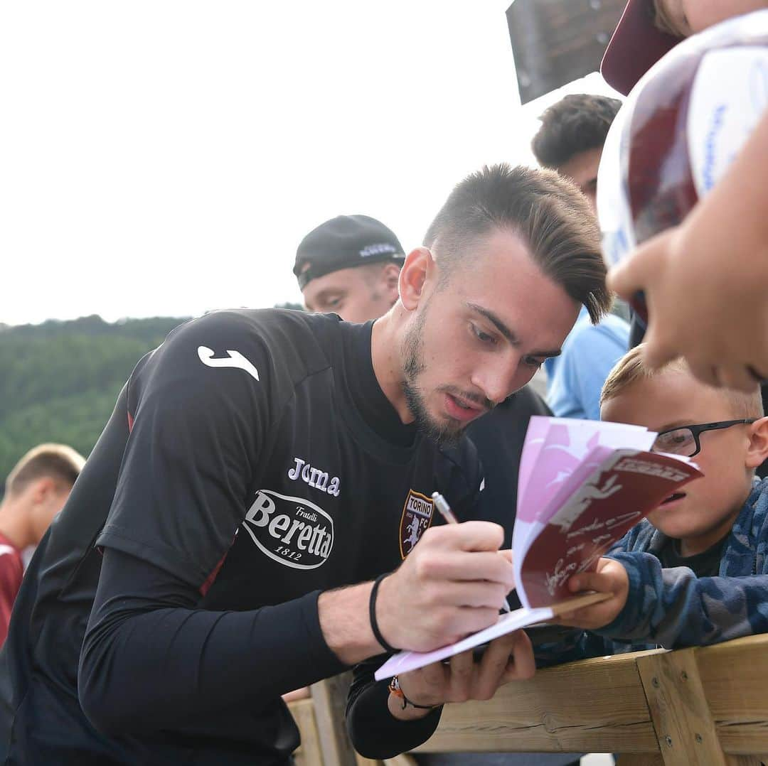 トリノFCさんのインスタグラム写真 - (トリノFCInstagram)「🖌Quanti autografi avete preso? 😍  #SFT」7月14日 2時56分 - torinofc1906