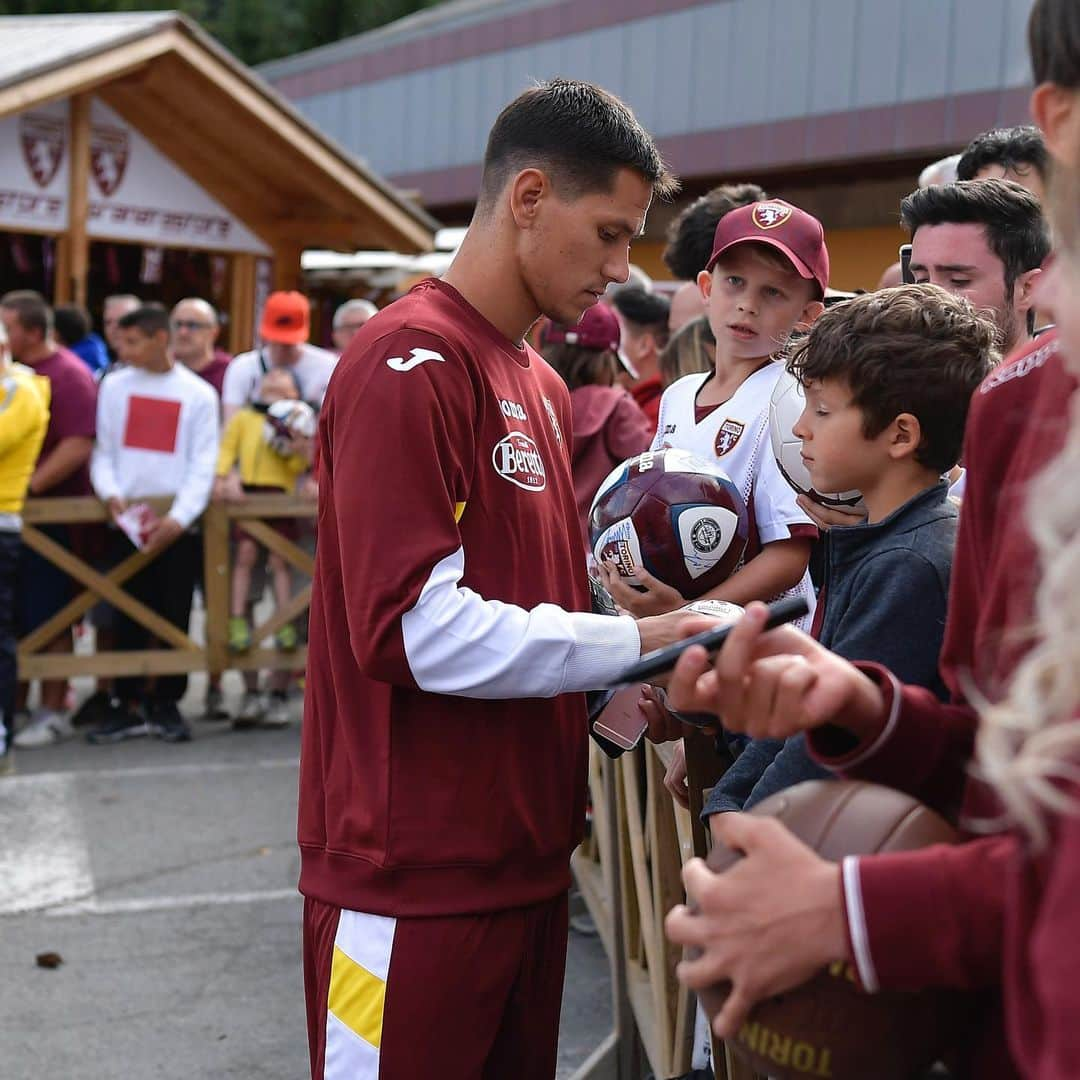 トリノFCさんのインスタグラム写真 - (トリノFCInstagram)「🖌Quanti autografi avete preso? 😍  #SFT」7月14日 2時56分 - torinofc1906