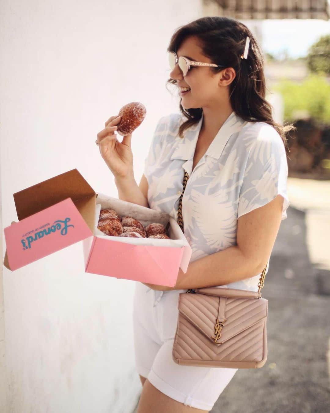 ハワイアン航空さんのインスタグラム写真 - (ハワイアン航空Instagram)「Weekends are for treating yourself to some ʻono Leonard's malasadas 😋 Do you go for the original or a creamy filling? 📷: @venturetravelist 📍: Leonard's Bakery . . . #Malasadas #Hawaii #Aloha #LeonardsBakery」7月14日 2時58分 - hawaiianairlines