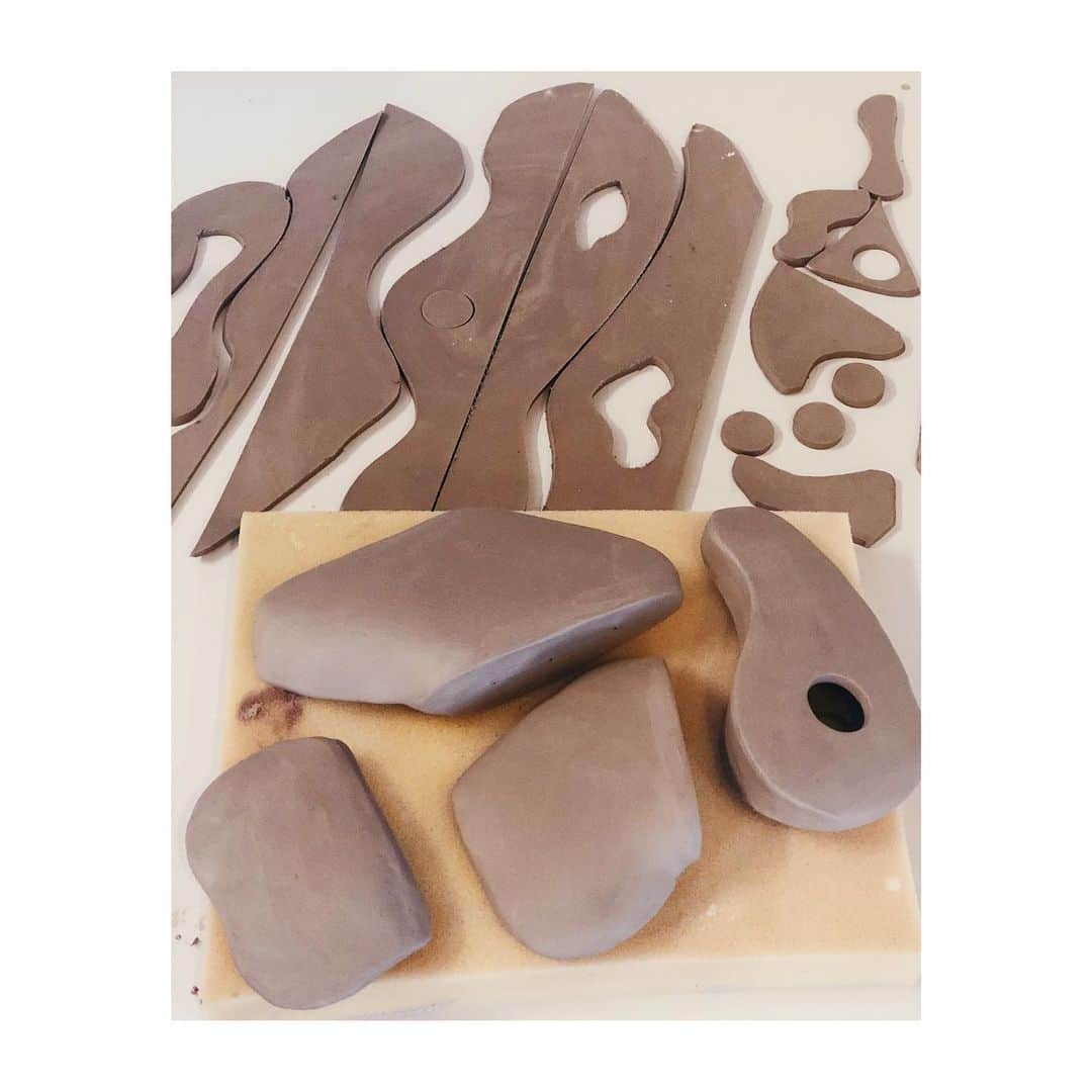 アポロジーさんのインスタグラム写真 - (アポロジーInstagram)「I've been trying some new shapes in handbuilding to assemble in bigger shapes ... I think I love it /// /// Recherches de formes 3D  Mmmmmh... Je crois que ça me plaît  #ceramics #handbuilding #moderncraft #pottery #clay #art #experiments」7月14日 3時00分 - olivia_cognet