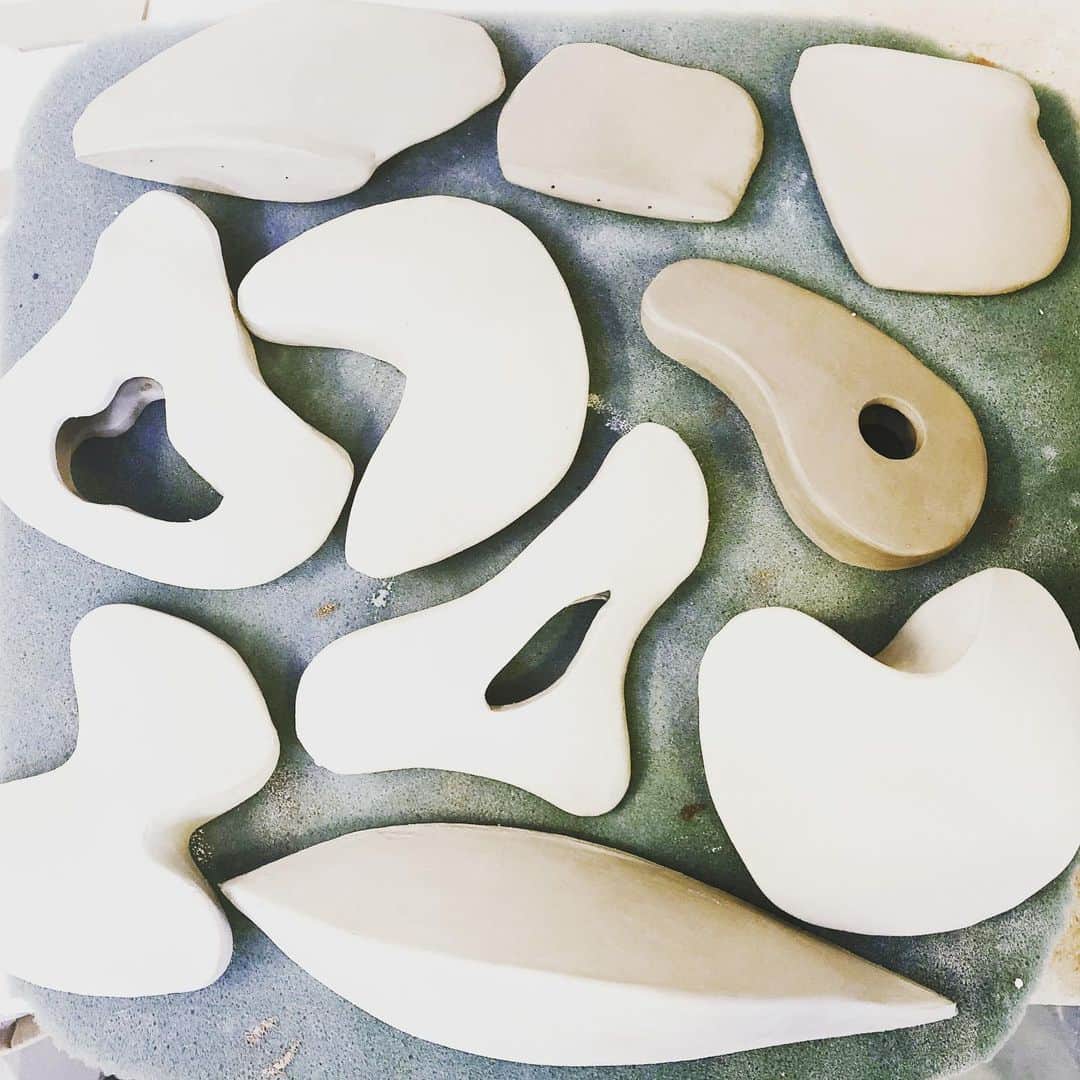 アポロジーさんのインスタグラム写真 - (アポロジーInstagram)「I've been trying some new shapes in handbuilding to assemble in bigger shapes ... I think I love it /// /// Recherches de formes 3D  Mmmmmh... Je crois que ça me plaît  #ceramics #handbuilding #moderncraft #pottery #clay #art #experiments」7月14日 3時00分 - olivia_cognet