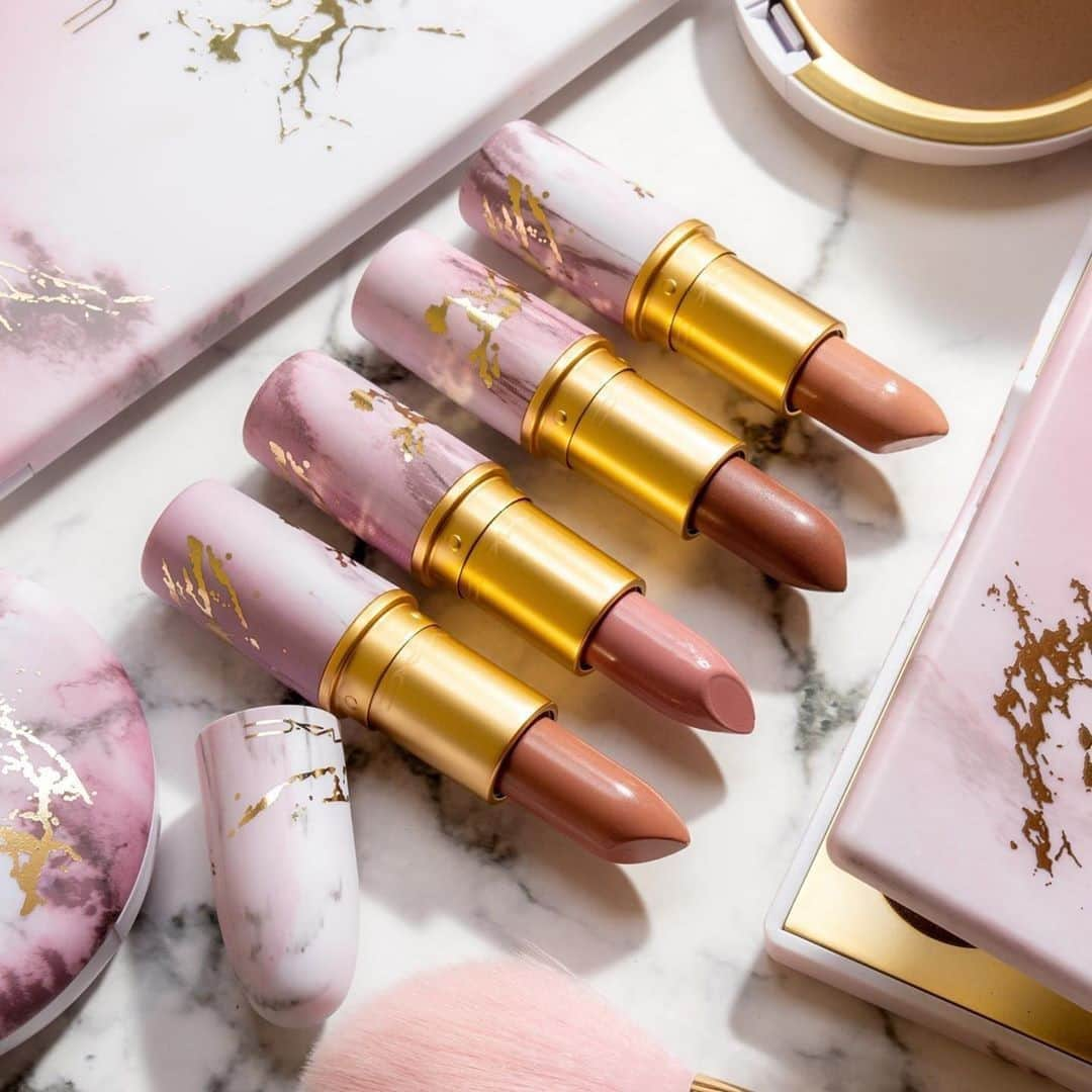 M·A·C Cosmetics BRさんのインスタグラム写真 - (M·A·C Cosmetics BRInstagram)「Todos os produtos da coleção Electric Wonder são edições limitadas e possuem embalagens exclusivas que imitam mármore rosa e branco, com flashes de ouro metálico. ⚡Entre eles, estão disponíveis batons lindíssimos, em diferentes cores e texturas.  Está esperando o quê? Corra pra loja, teste e garanta os seus! Compre também pelo site maccosmetics.com.br 📸 Batons na foto, de baixo pra cima: Feelin’ Sedimental, Life in Sepia, Let’s Mesa Around e The Naturalist  #MACElectricWonder #Regram @_okmua @maccosmeticsthailand」7月14日 3時01分 - maccosmeticsbrasil