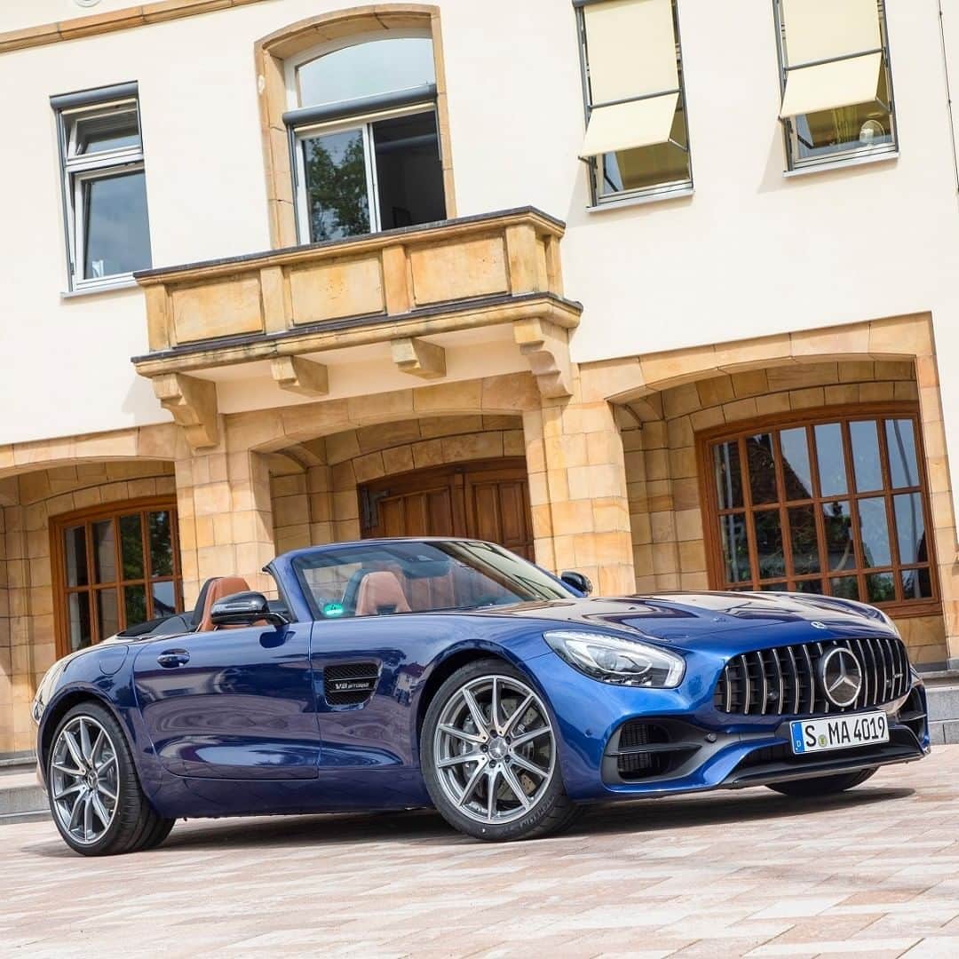 Mercedes AMGさんのインスタグラム写真 - (Mercedes AMGInstagram)「[Fuel consumption combined: 11.5 l/100 km | CO2 emissions combined: 262 g/km]  Top down thrills experienced in the Mercedes-AMG GT Roadster leave the kind of impression you can only get from true Driving Performance.  #MercedesAMG #AMG #GT #GTFamily #DrivingPerformance #Power #Passion #Mercedes #AMG🔥 #Luxury #CarsofInstagram #InstaCar #Lifestyle」7月14日 3時10分 - mercedesamg