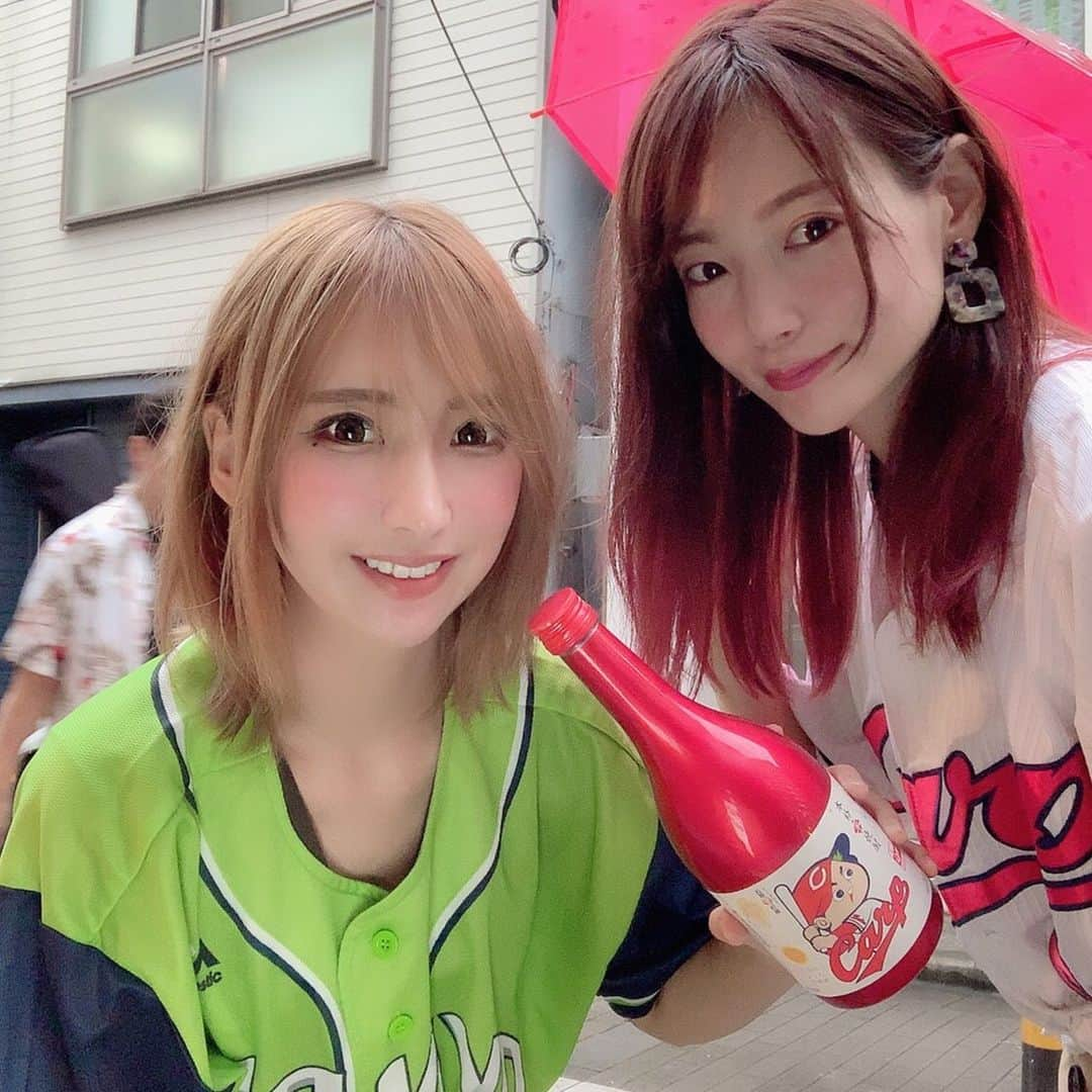 古田ちさこさんのインスタグラム写真 - (古田ちさこInstagram)「🐧⚾️🎏 今日の #オールスター はゆりかちゃんと居酒屋観戦🏮 渋谷の道玄坂のジャガジャガ🎶 大将が日南出身で宮崎料理が最高においしい😍 阪神勢の大活躍凄かったねー❣️ 鈴木誠也選手にも一本が出ました❣️勢いづいてほしいな☺️ 選手の皆さま雨の中、活き活きとしたプレー有難うございました✨ からだあたためて後半戦も頑張ってください🙇‍♀️ . #マイナビオールスターゲーム2019#オールスター2019#オールスターゲーム#ヤクルトレディ#つばめ女子#カープ女子#野球#野球好き#野球ファン#野球好き女子#野球好きな人と繋がりたい#渋谷#shibuya#道玄坂#ジャガジャガ#jagajaga#辛麺#地鶏のたたき#パプリーカ花が咲いーたーらー#エンドレスリピート 赤傘って私の中では配布当日のイニング間イベント以外ではオールスターでヤクルト選手を応援する時に使うためのものなので持ち出し。そしてゆりかちゃんが欲しがっていたのでプレゼント🎁✨」7月14日 3時28分 - chisakofuruta