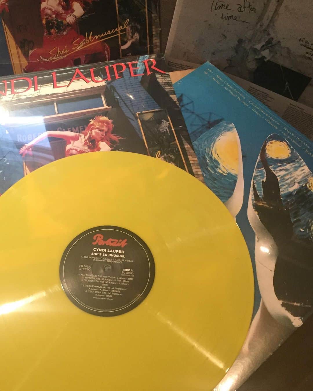 シンディ・ローパーさんのインスタグラム写真 - (シンディ・ローパーInstagram)「What do I love about #vinyl? Watch and see! Also, remember: @barnesandnoble #VinylWeekend is happening now (7/12 - 7/14). They’ve released a limited edition yellow vinyl of #ShesSoUnusual - link in story above. Get yours while you can! 💛🤘📀」7月14日 3時29分 - cyndilauper