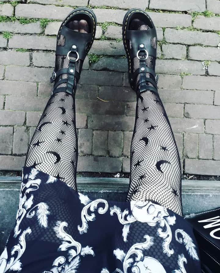 レッグアベニューさんのインスタグラム写真 - (レッグアベニューInstagram)「@nadizombiechu in our celestial net tights! 🌙🌠⁠ Don't forget to tag us for a chance to be featured!⁠ ⁠ ⁠ #tights #celestial #moon #stars #space #nightsky #galaxy #altgirls #alternativefashion #altfashion」7月14日 3時30分 - legavenue