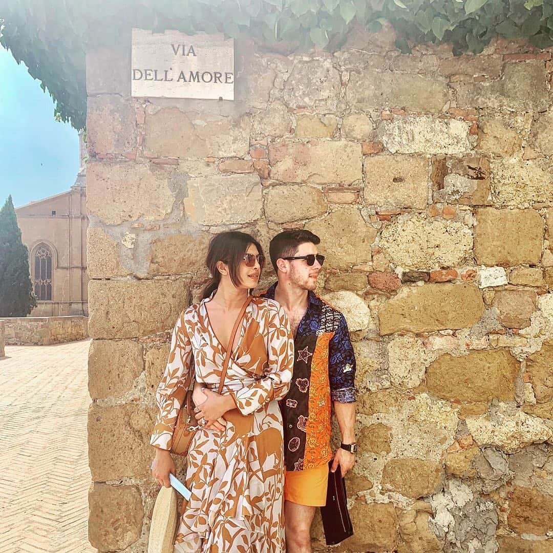 E! Onlineさんのインスタグラム写真 - (E! OnlineInstagram)「When the moon hits your eye like a big pizza pie, that's amore! Take a trip to the link in our bio for the leaning list of celebs currently celebrating their amore in Italia. 🇮🇹 Priyanka Chopra and Nick Jonas 🇮🇹 Chrissy Teigen and John Legend 🇮🇹 Katharine McPhee and David Foster」7月14日 3時32分 - enews