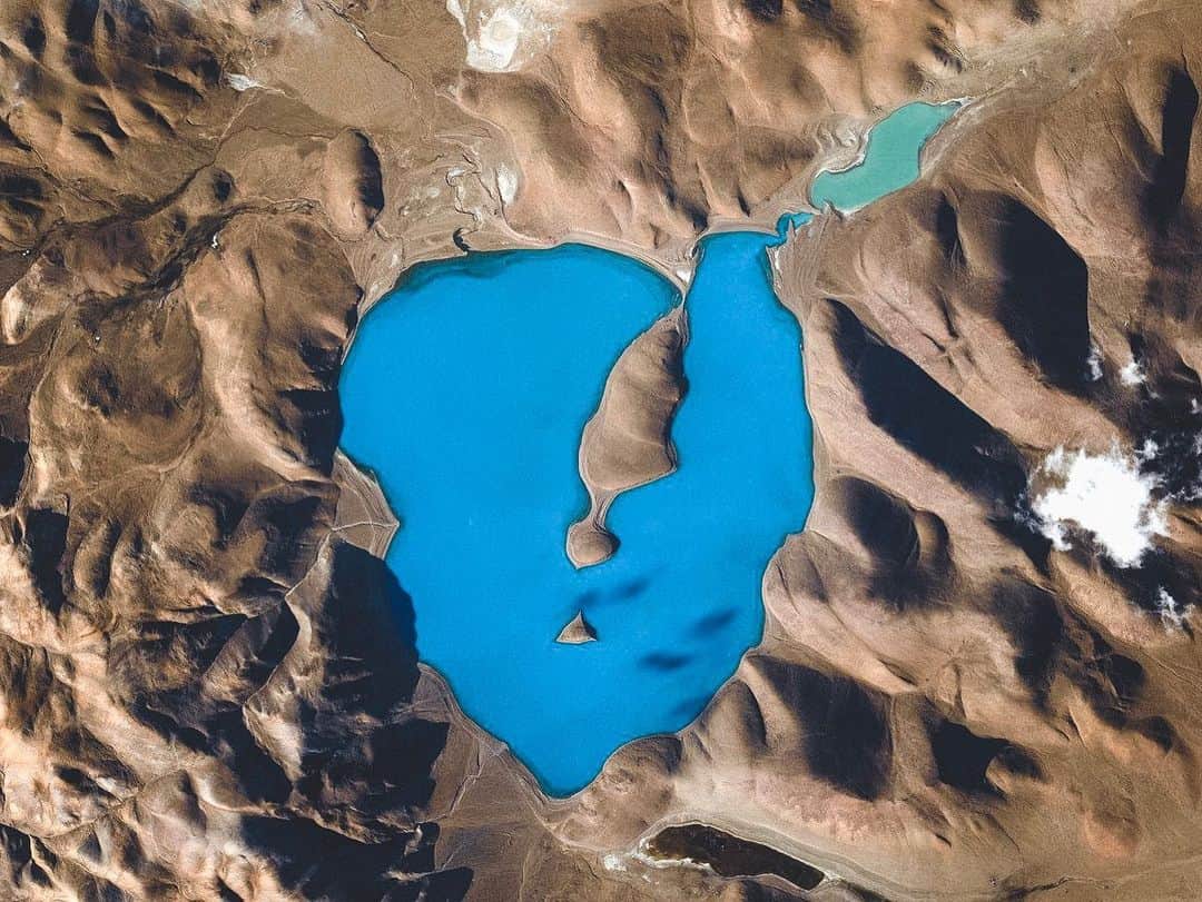 スコット・ケリーさんのインスタグラム写真 - (スコット・ケリーInstagram)「#repost @amikokelly “There’s a bunch of these little turquoise-blue lakes just northeast of the Himalayas. They’re the bluest lakes I’ve ever seen on Earth. I’m not sure how, or if, it’s even possible to get there in person, but one day. I mean, you know I’m not a bucket-list kind of guy, Amiko. But if I were, well, that would be the place.”—@stationcdrkelly ⠀⠀ And so our journey began. Scott talked frequently and endlessly during his last and longest spaceflight about these bluest, most beautiful lakes on Earth nestled right there in the Himalayas. He took photos of one, and it became our inspiration back then as we anticipated his successful return to Earth and again, a year later as we were engaged. ⠀⠀ The photo of the bluest lake on Earth was the focal point of our announcement to family and friends: ⠀⠀ We’re tying the knot! We’re getting married in a tiny, private spot. A place picked from 250 miles above. To exchange our vows of forever love. ⠀⠀ We made it. We grew closer together when space was everything between us. We made it. We climbed some of our toughest mountains together. We made it. We reached these bluest lakes on Earth. We did. One year ago today, we joined hands and said, we do. ⠀⠀ The lakes up-close and from space that launched our lifetime journey. : : : : : : : : : : : #infinitewonder #yearinspace #foreverinlove #amazingplaces #beautifuldestinations #lifeofadventure  #lifewelltraveled #peoplewhoadventure #explorers #in2nature #earthfocus #adventuretravel #culturetravel #travelblogger #travelgram #amwriting #travelingram #travelwithus #wedid #destinationwedding #oneyearanniversary」7月14日 3時43分 - stationcdrkelly
