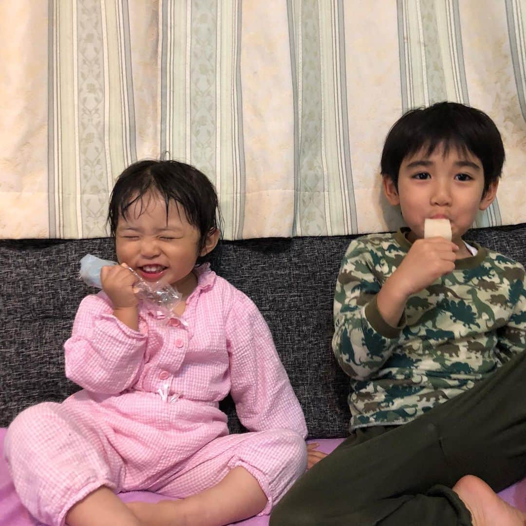 浅川稚広さんのインスタグラム写真 - (浅川稚広Instagram)「#お風呂上がりは #ガリガリ君 #至福のひと時  お兄ちゃんは最近梨味にハマってます🍐 妹ちゃんは、定番のソーダ味🌟 ソファで食べるとこぼすから、普段は許してないけれど…  バスタオルを敷いて、万が一の対策💦」7月14日 3時43分 - chiffy1110